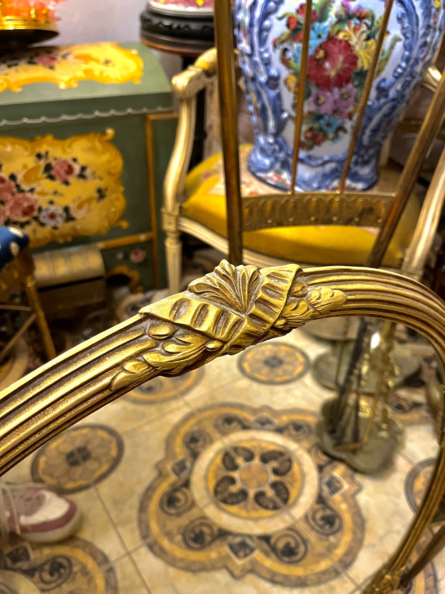 Ovalus veidrodis iš bronzos