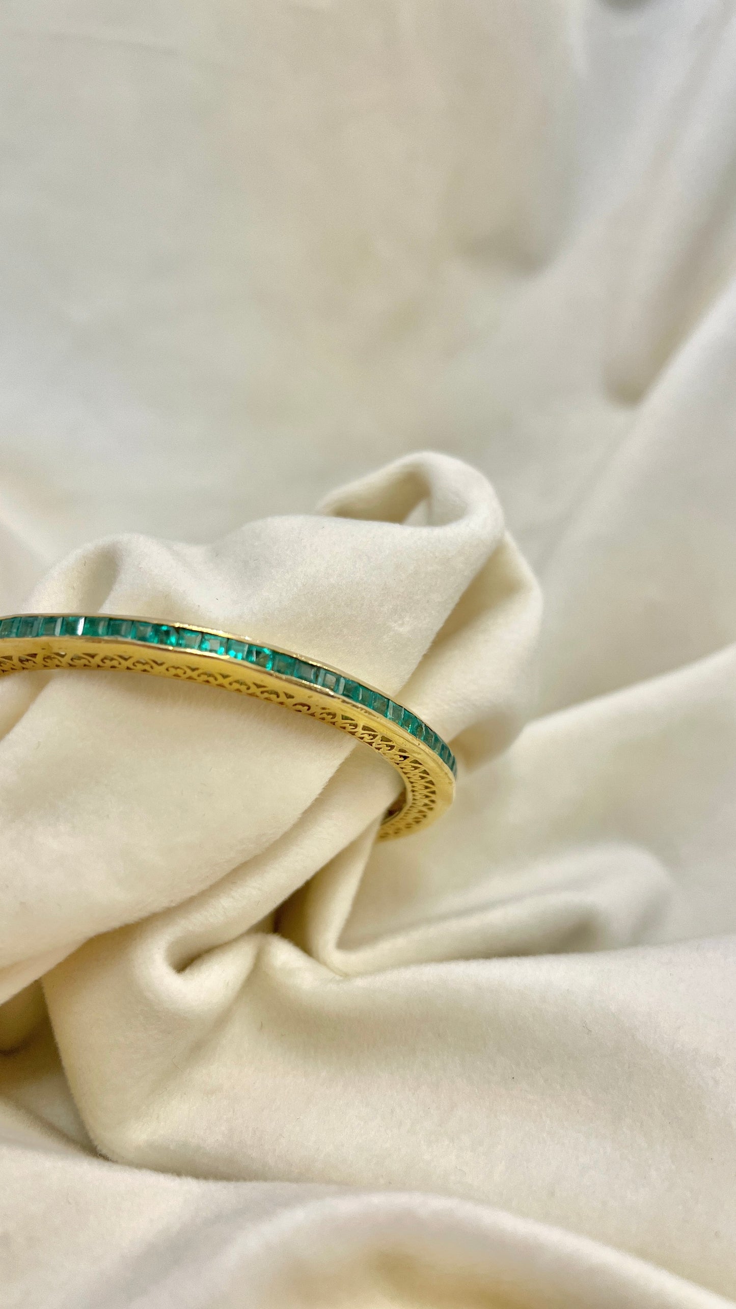 19a. Sidabrinė auksu dengta apyrankė su smaragdais