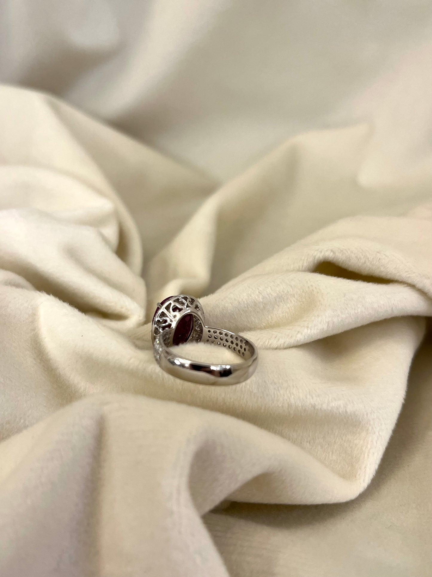 Prašmatnus balto aukso žiedas su 5.91 karato rubinu