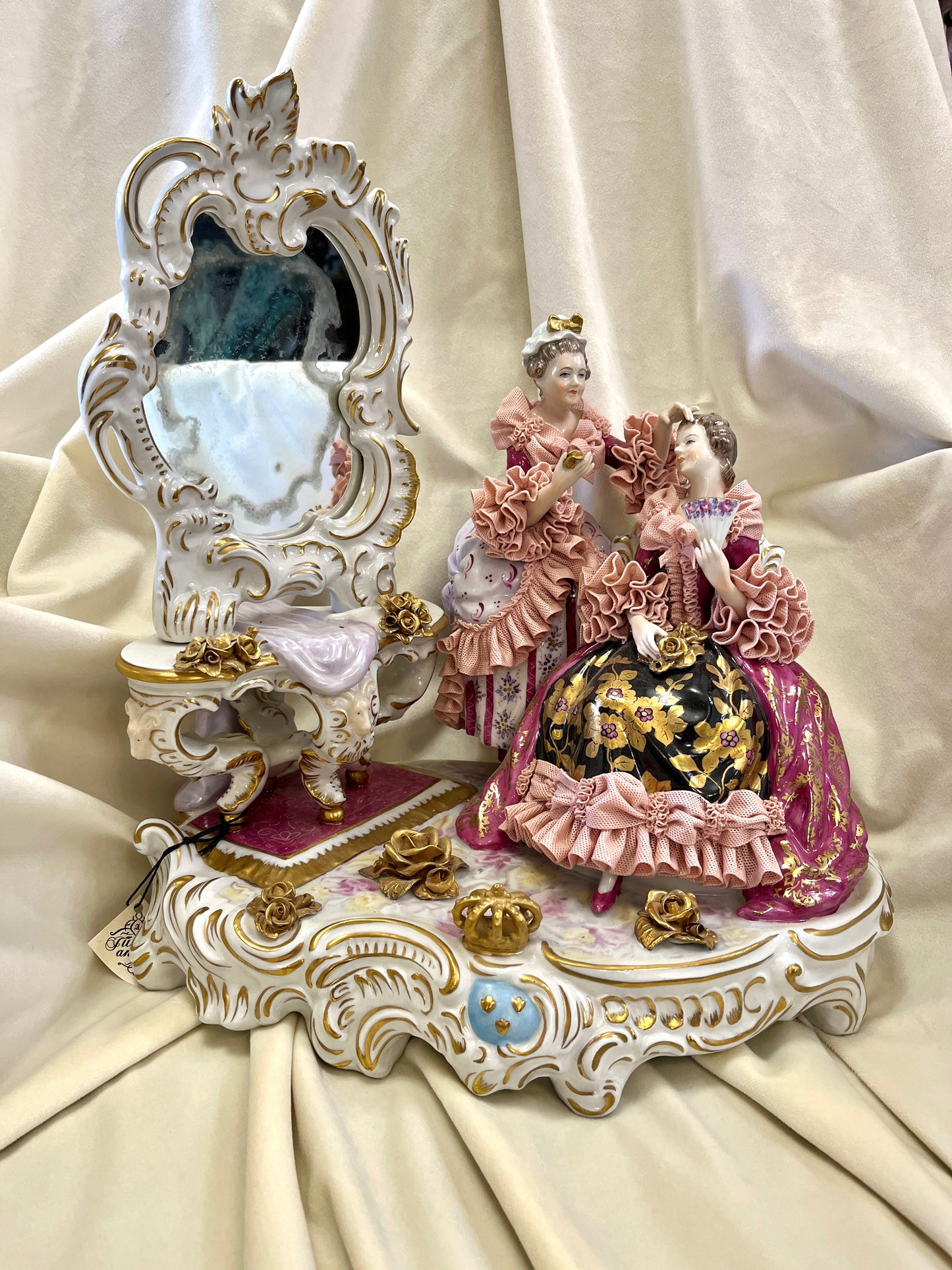 Porceliano scena su damomis