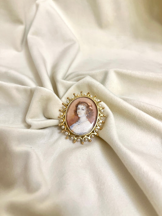 Auksinė sagė / pakabukas su perlais ir damos piešiniu