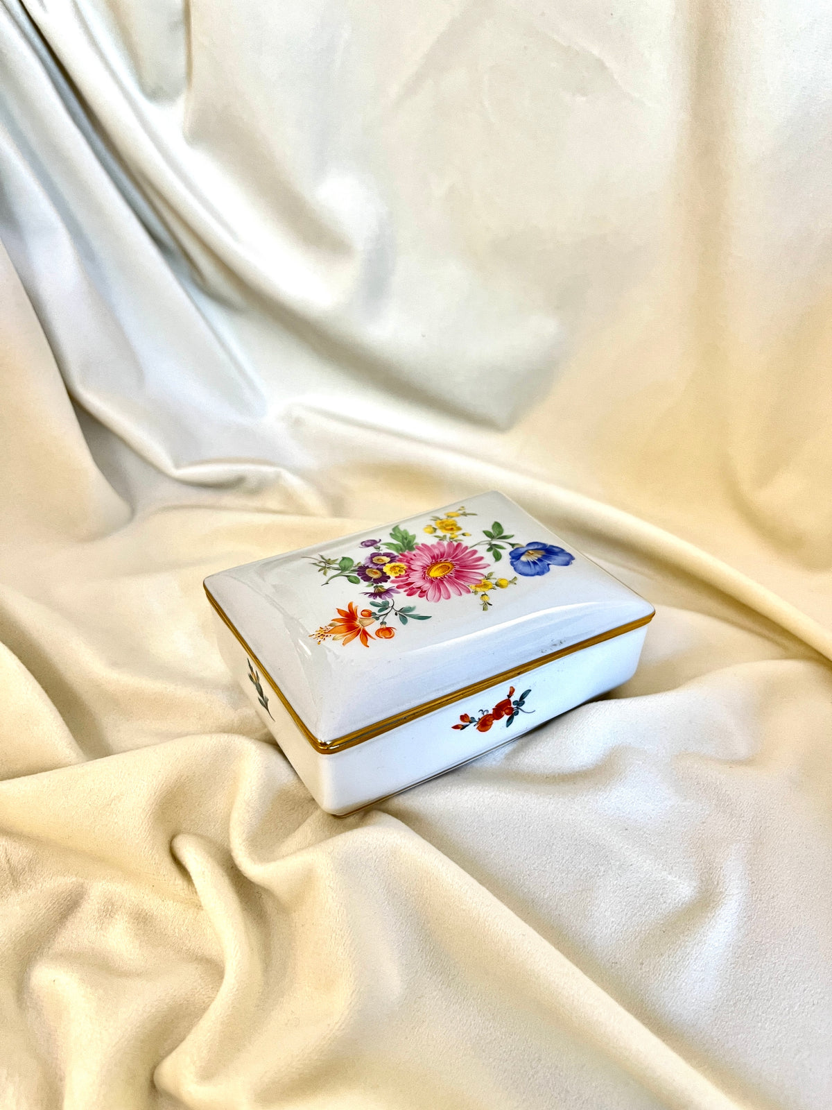 “Meissen“ porcelianinė dėžutė