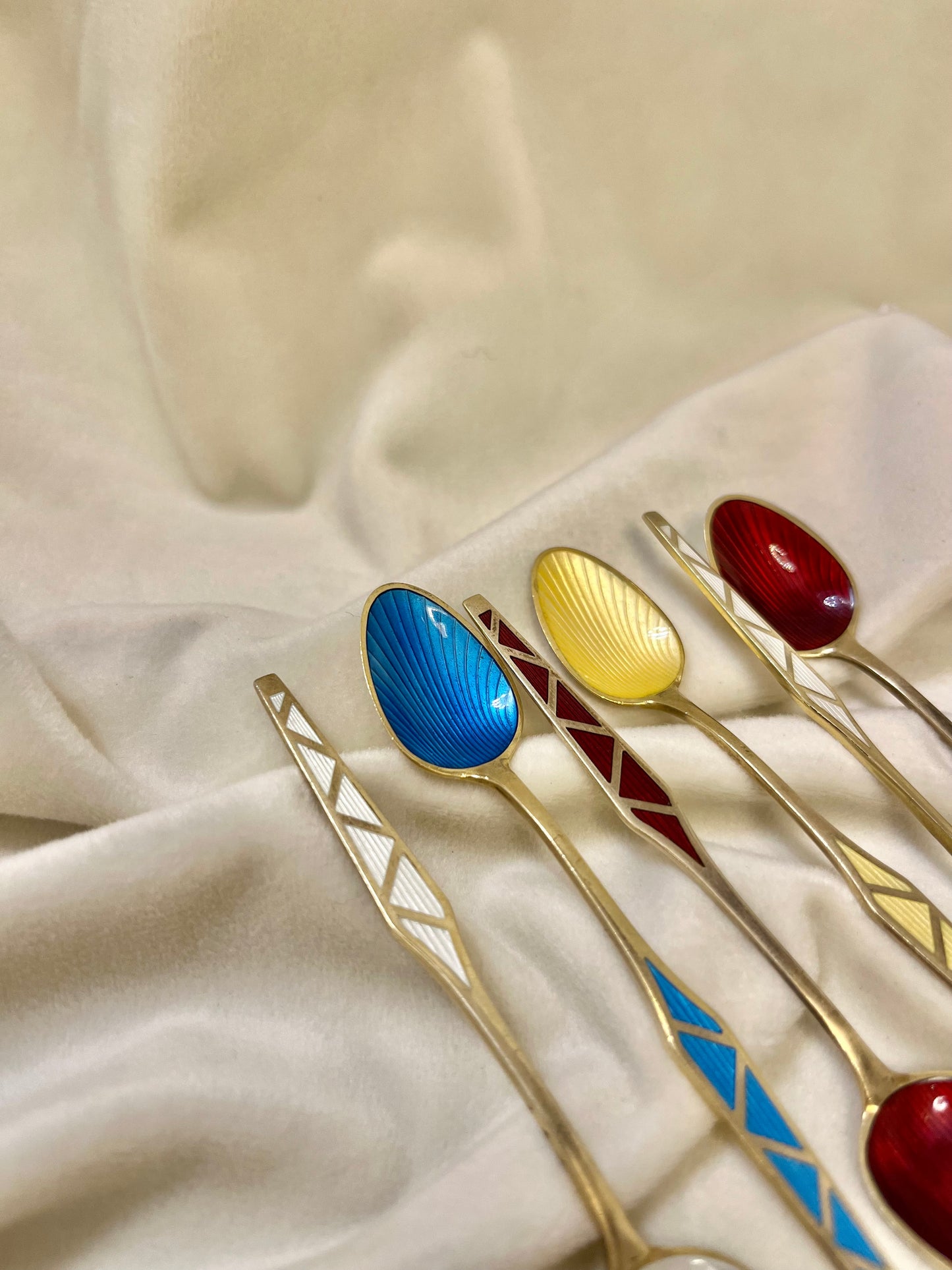 Auksu dengti sidabriniai šaukšteliai su emale