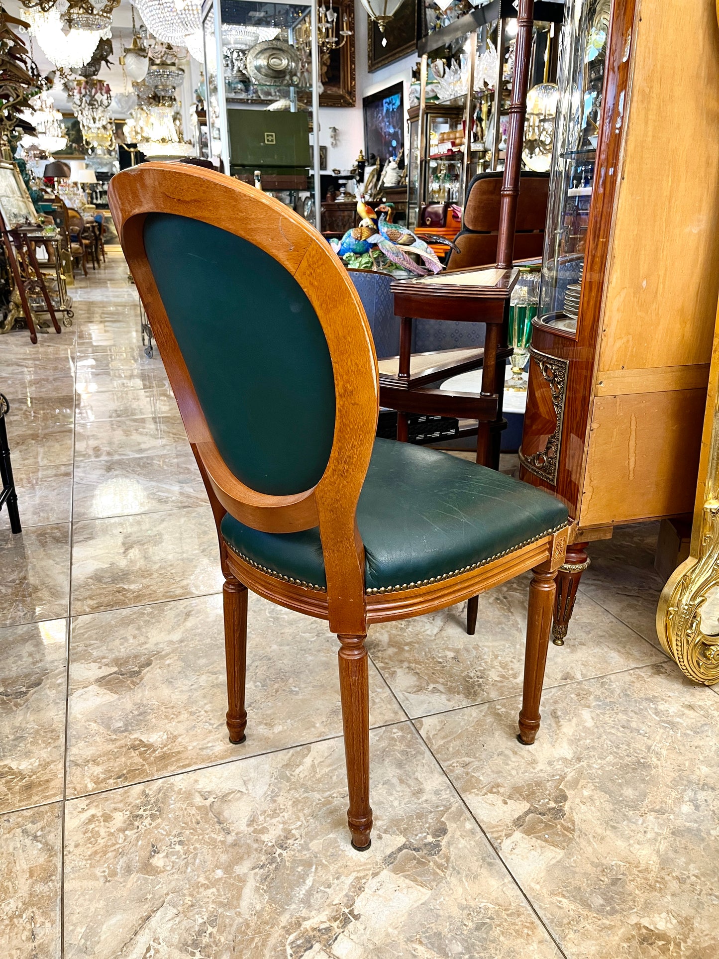 Medinė kėde su oda (yra 2 vnt.)