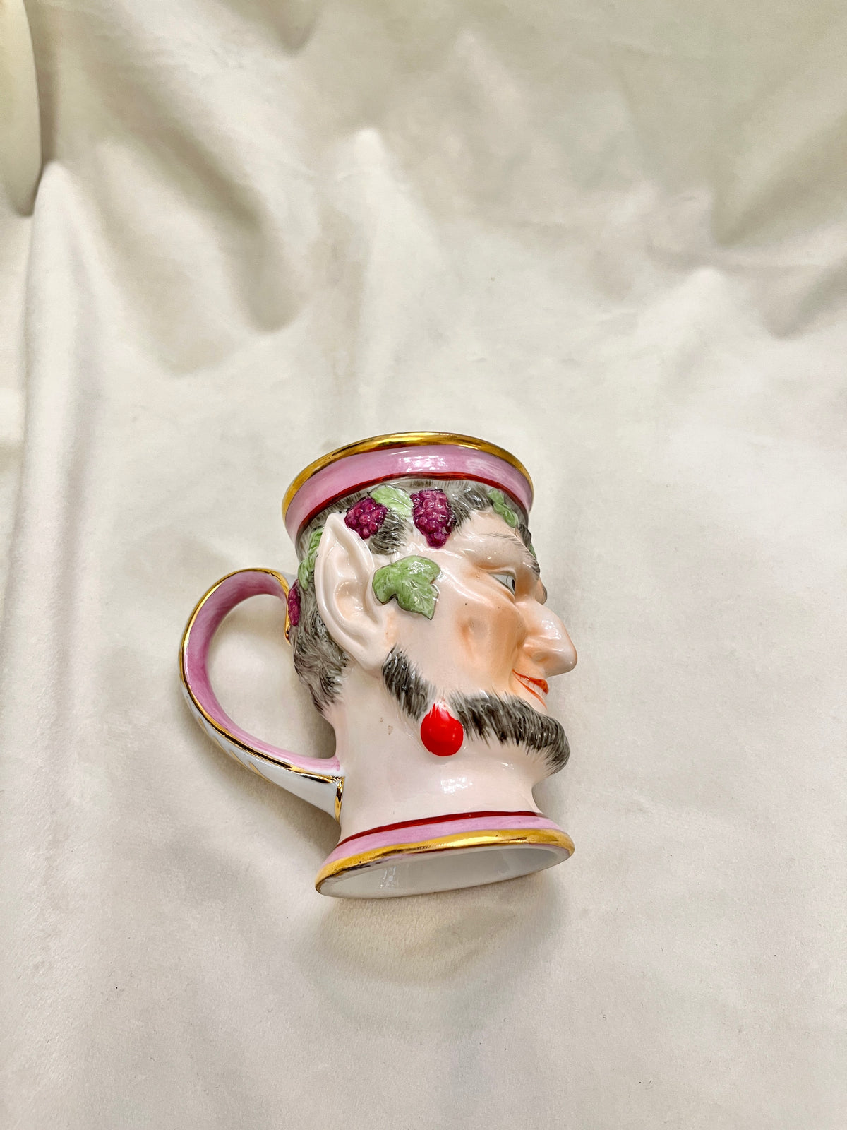 Angliškas XIX a. Staffordshire Bacchus puodelis