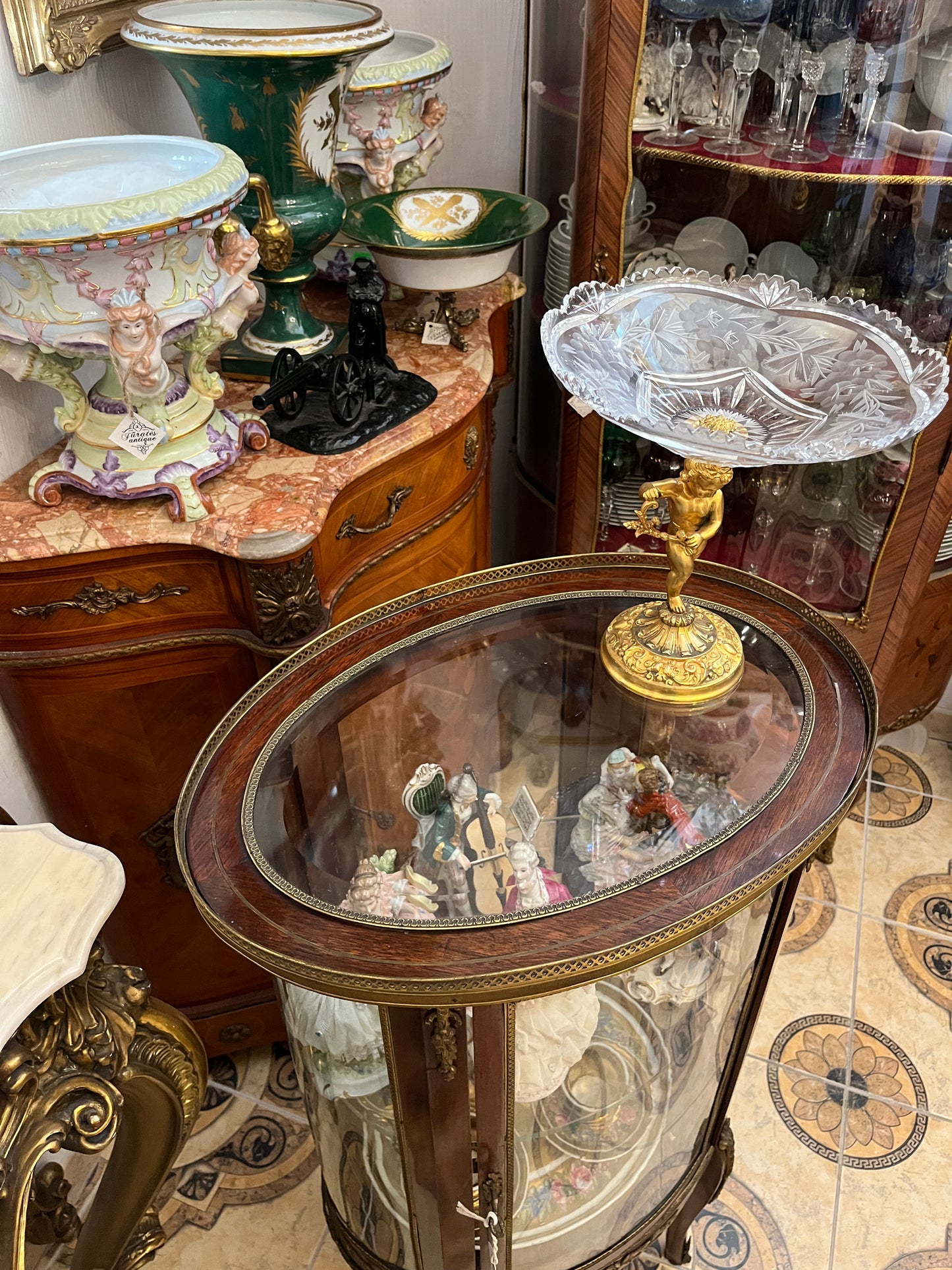 19 a. louis XV stiliaus ovali vitrina