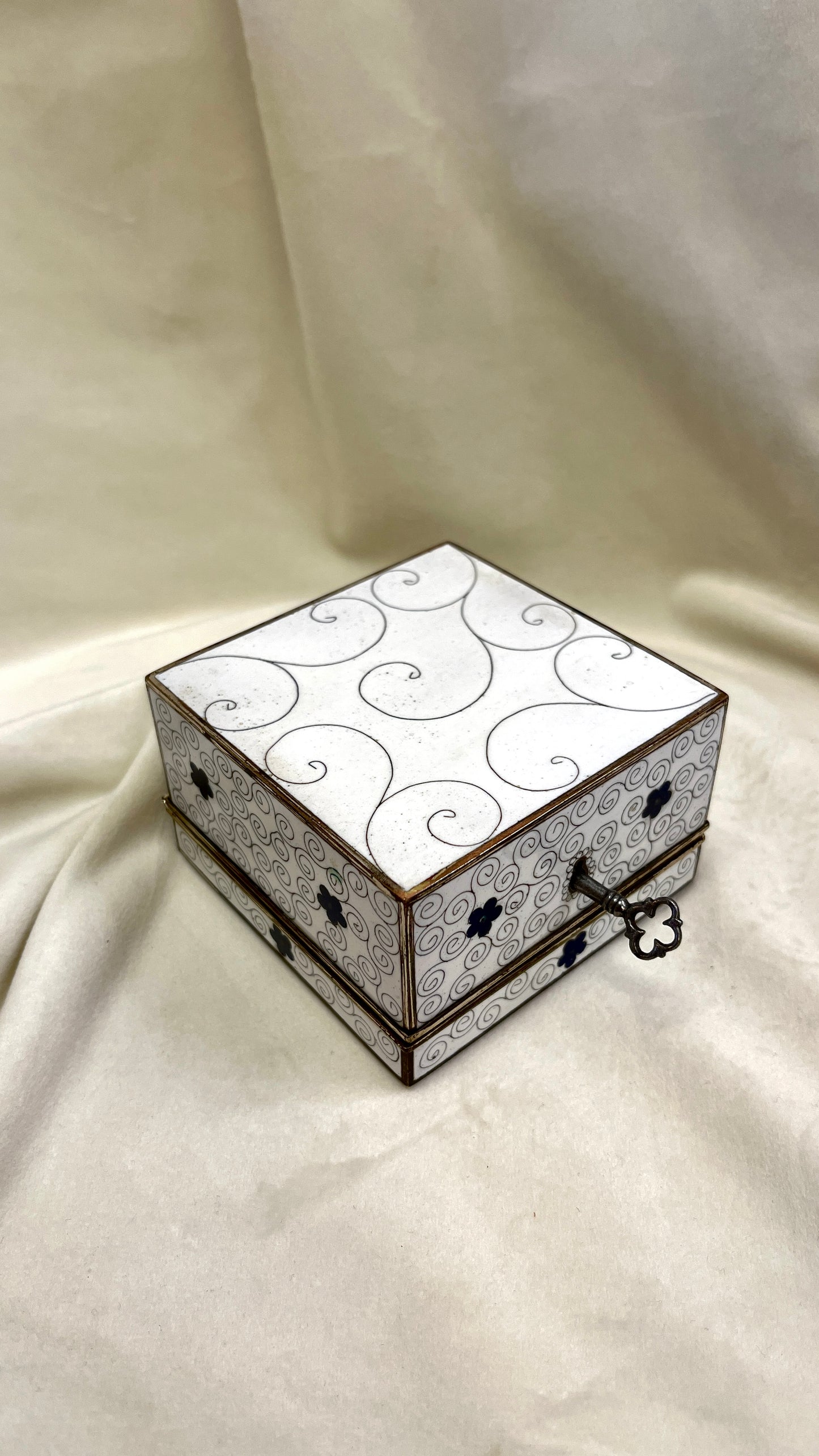 Emale dengta Japoniška papuošalų dežutė