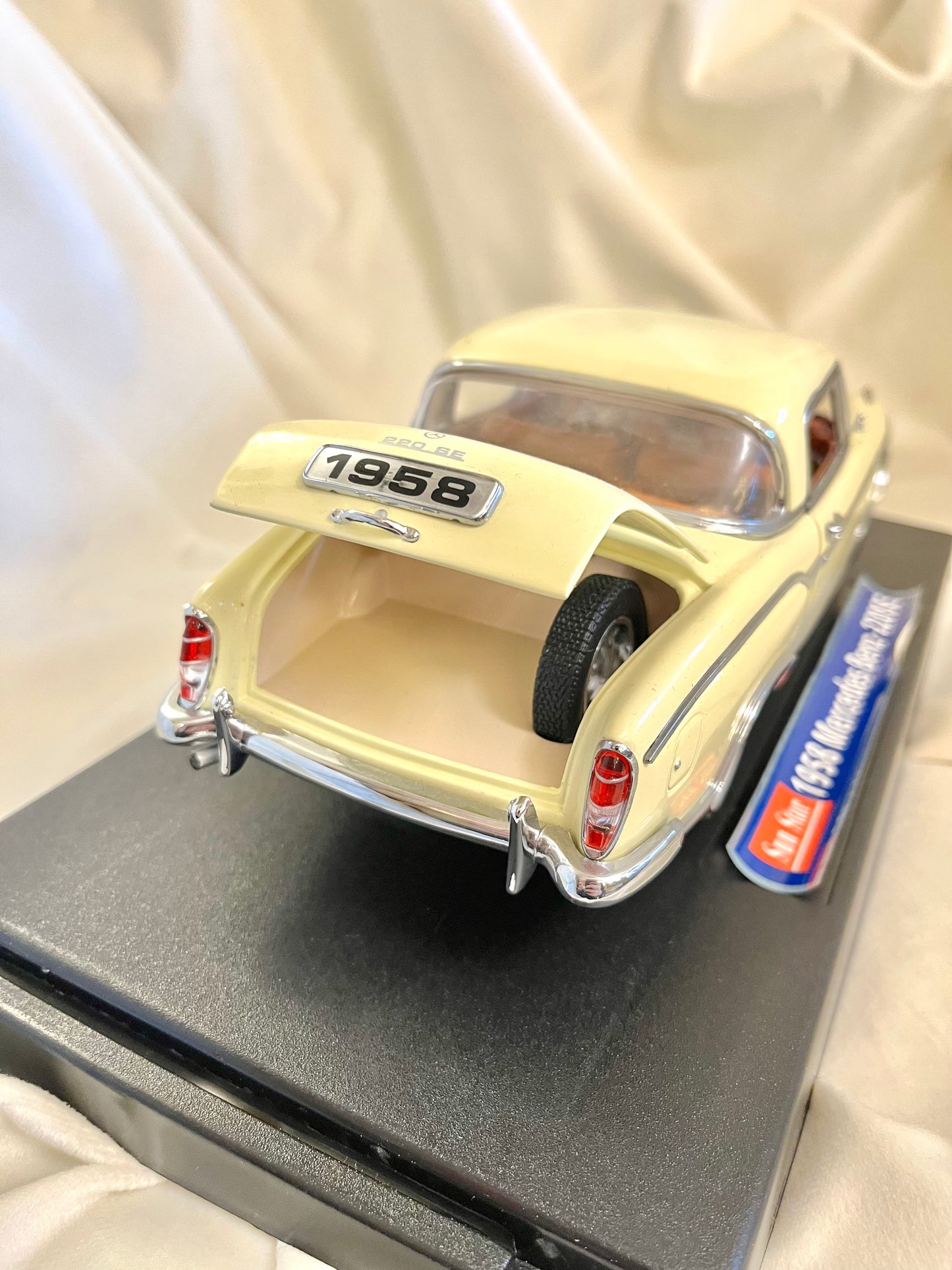 Kolekcinis Mercedes-Benz 220 SE (1958) 1:18 modelis