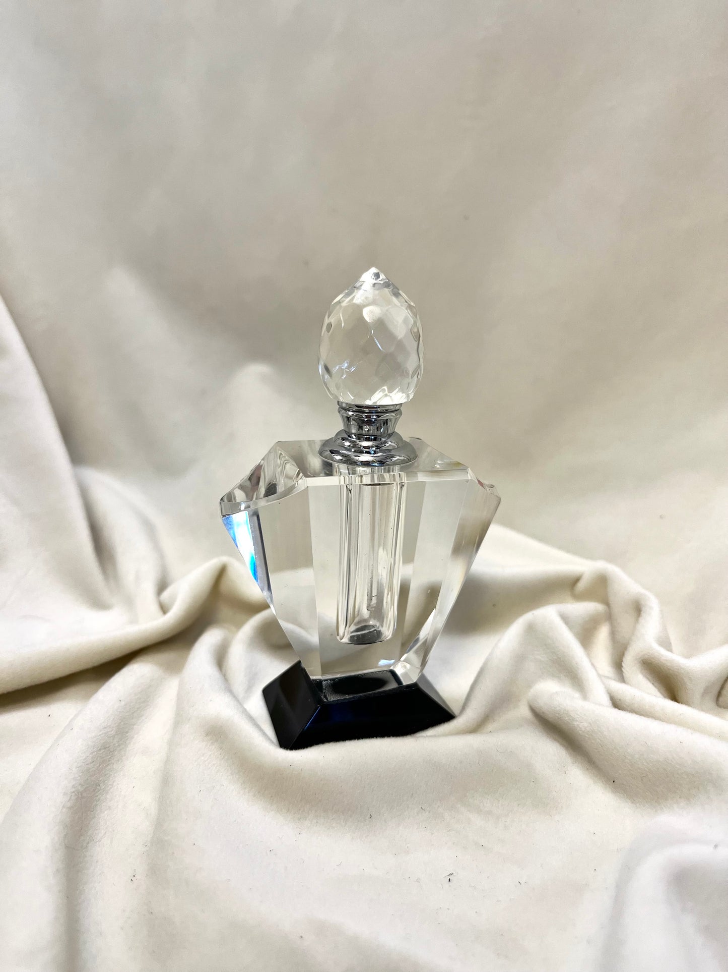 Krištolinis kvepalų buteliukas