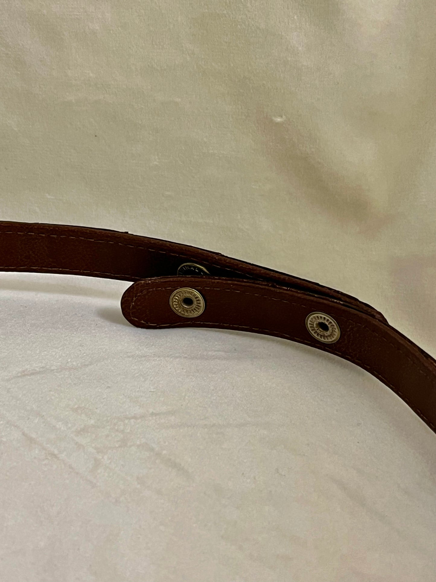 Vintažinis rankinukas su reguliuojama rankena