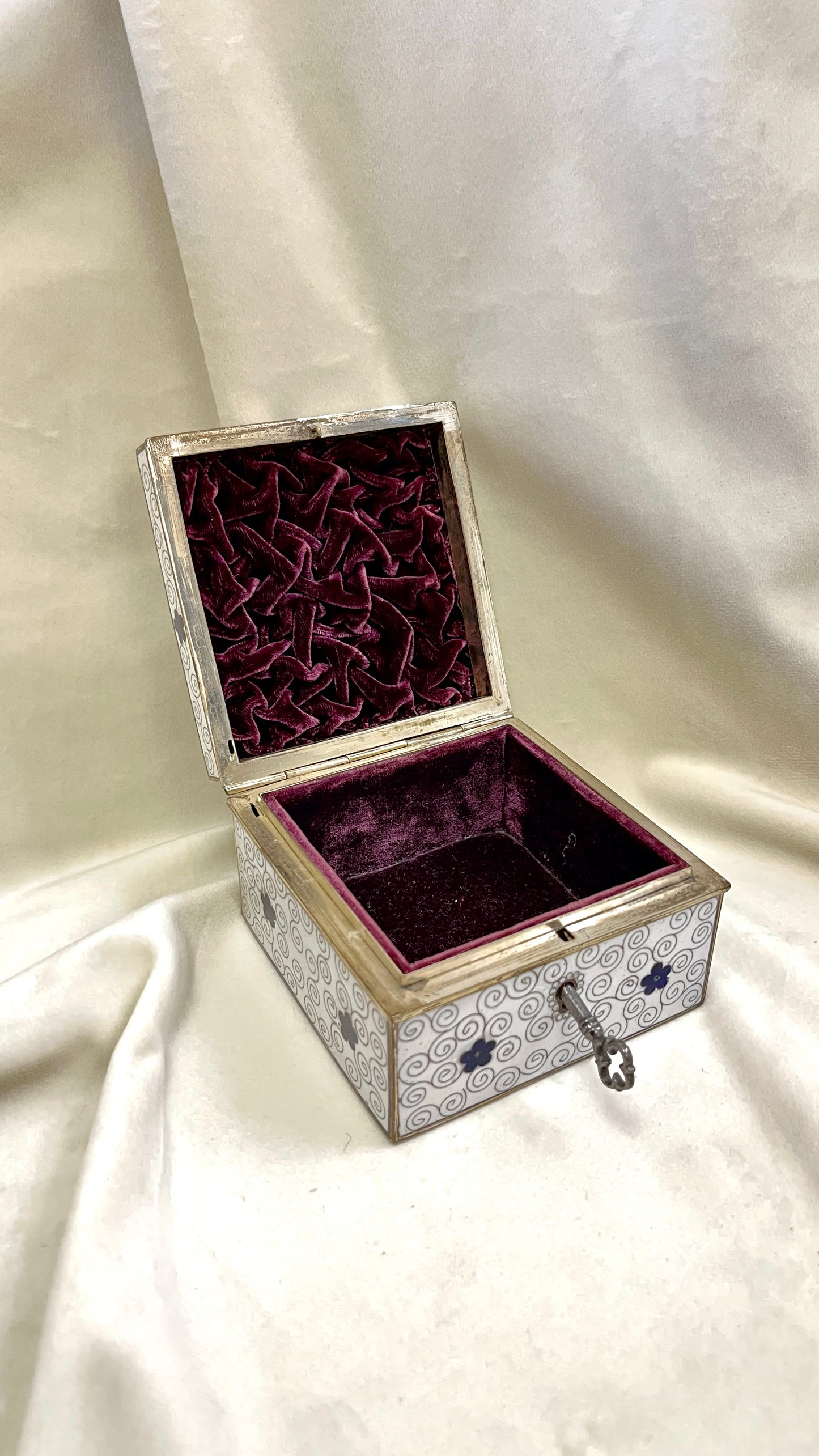 Emale dengta Japoniška papuošalų dežutė