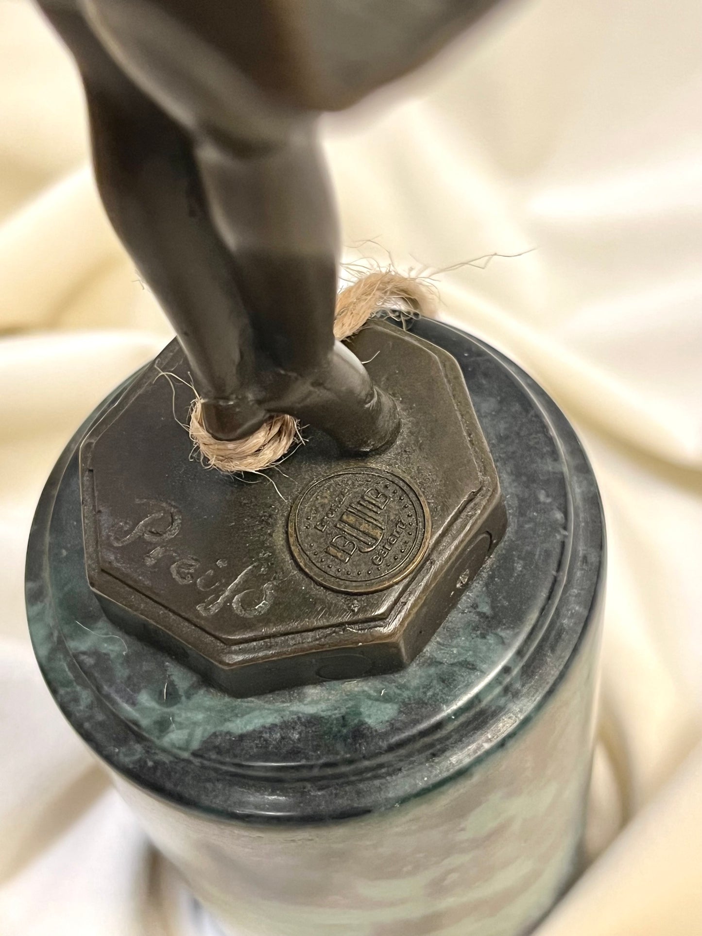 Bronzinė balerinos figūra ant marmurinio postamento