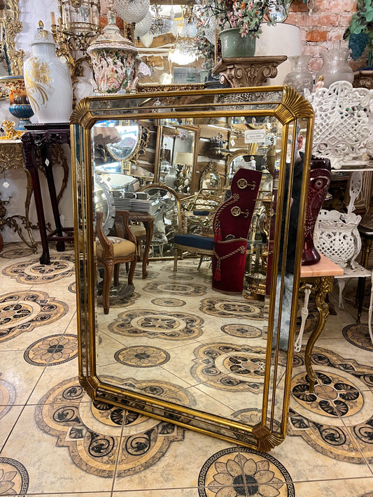 Veidrodis su dūminio stiklo kraštu