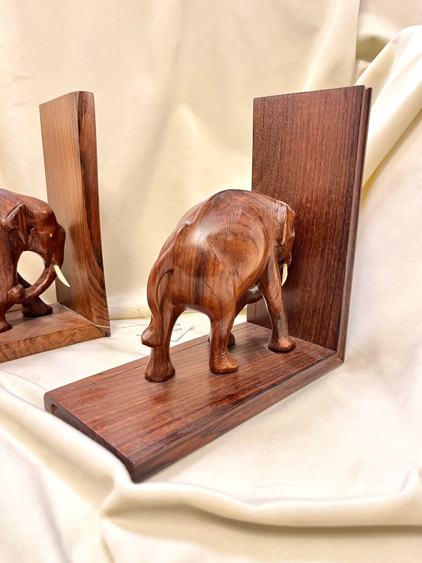 Mediniai knygų laikikliai su dramblių figūromis