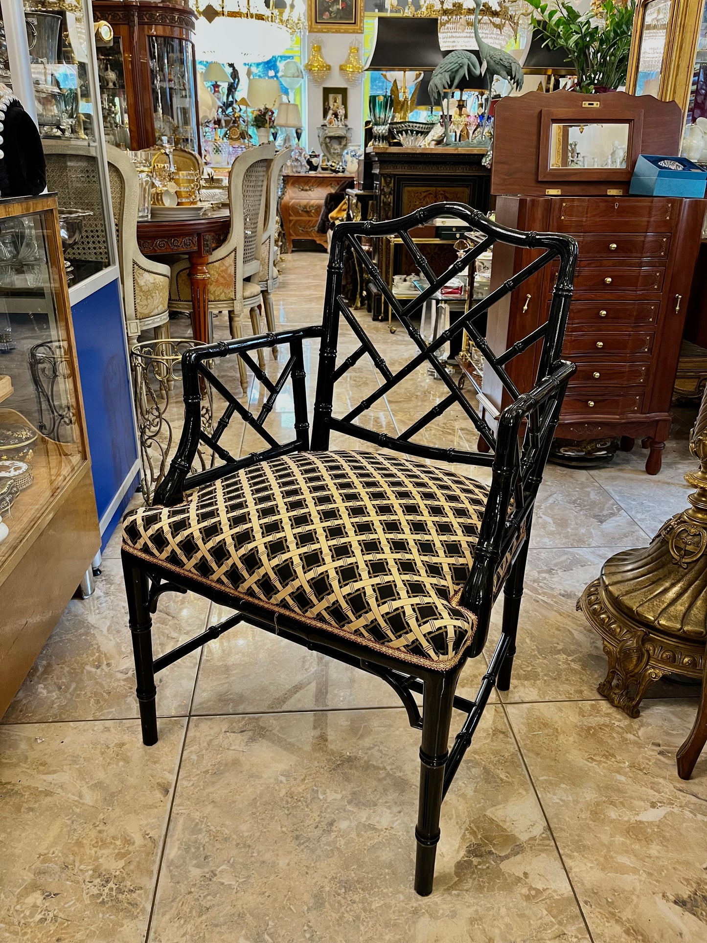 Rytietiškos estetikos krėslas su bambuko motyvais