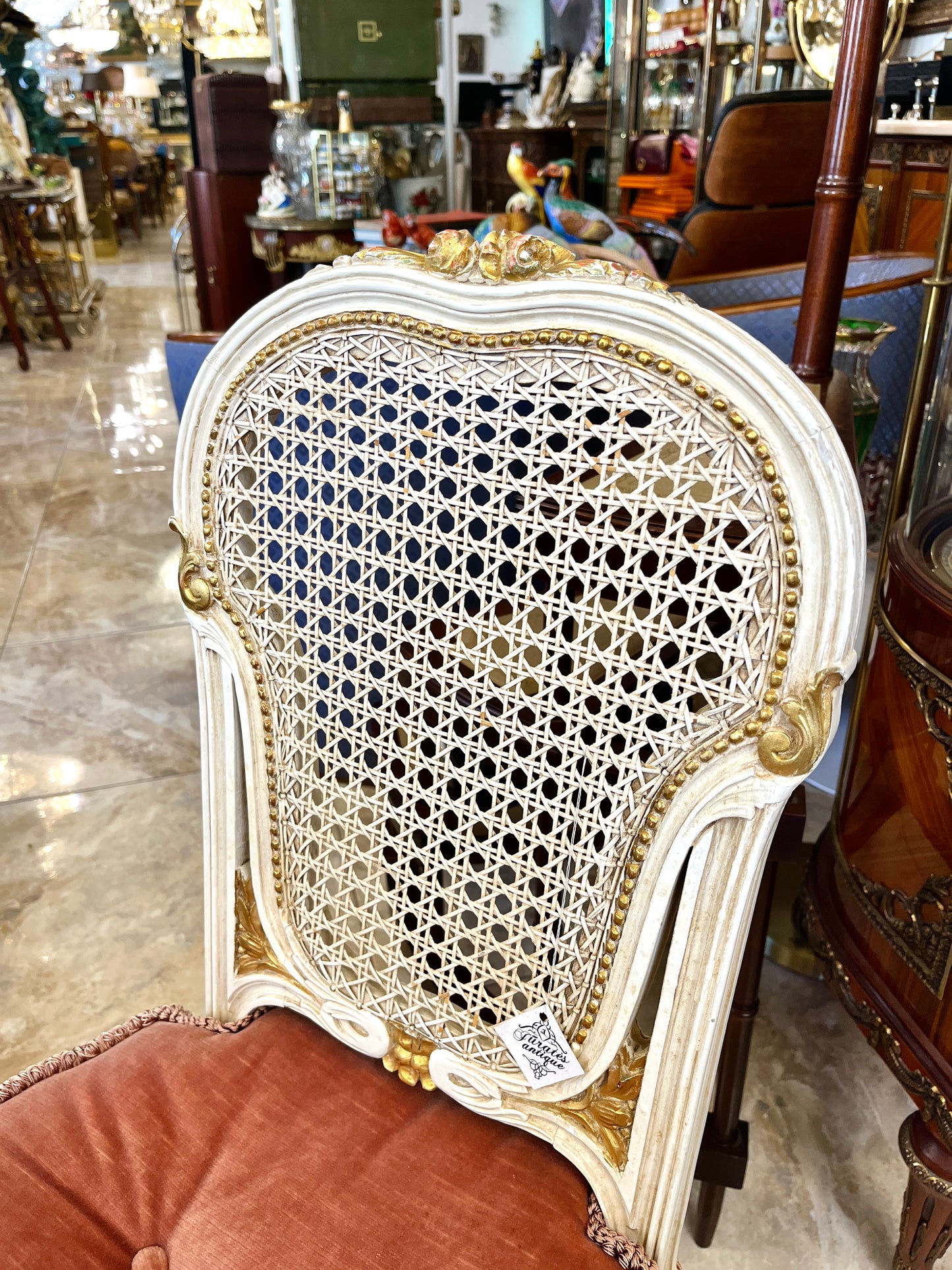 Medinė prisėdimo kėdutė su ratanu