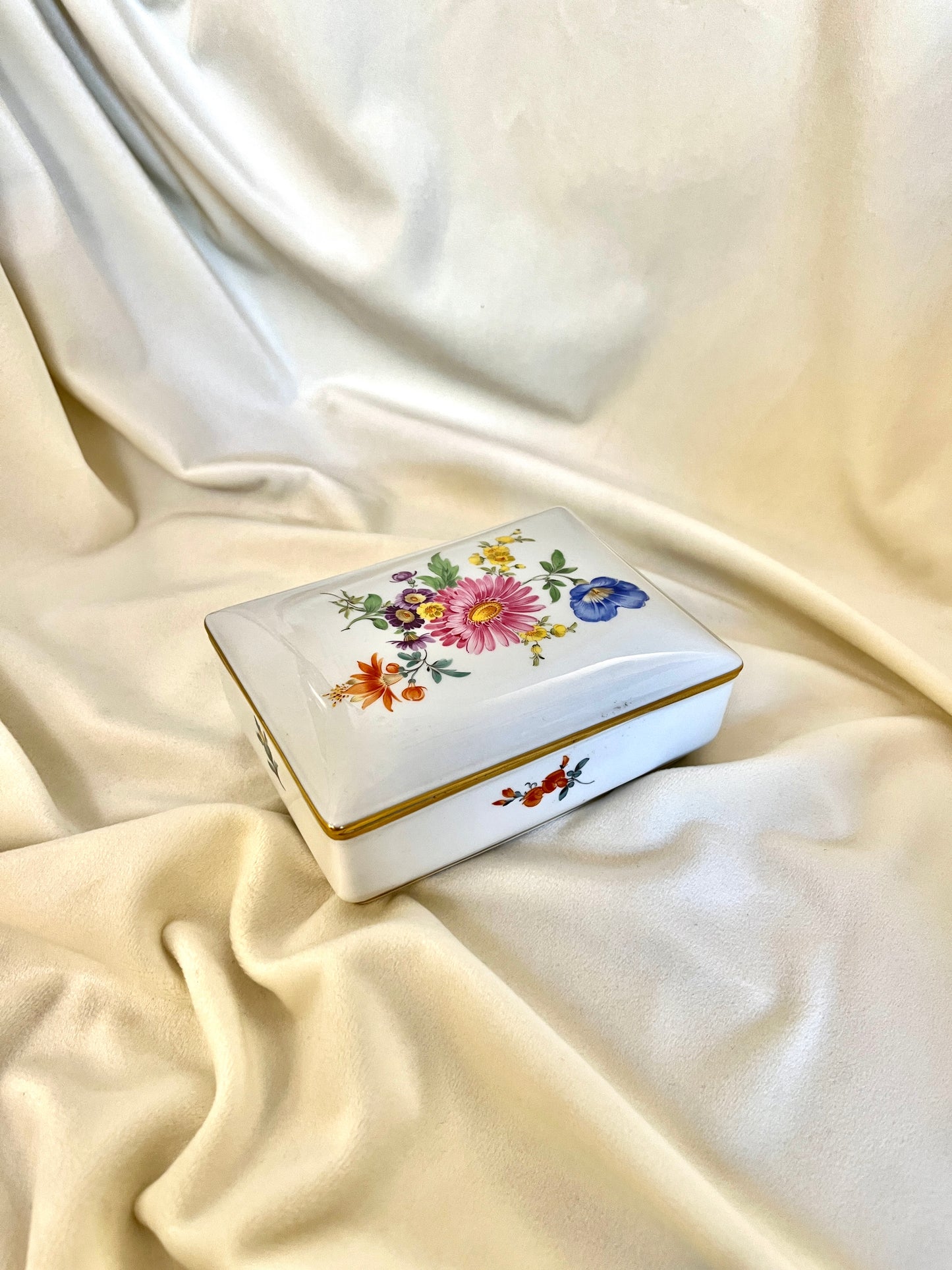 “Meissen“ porcelianinė dėžutė