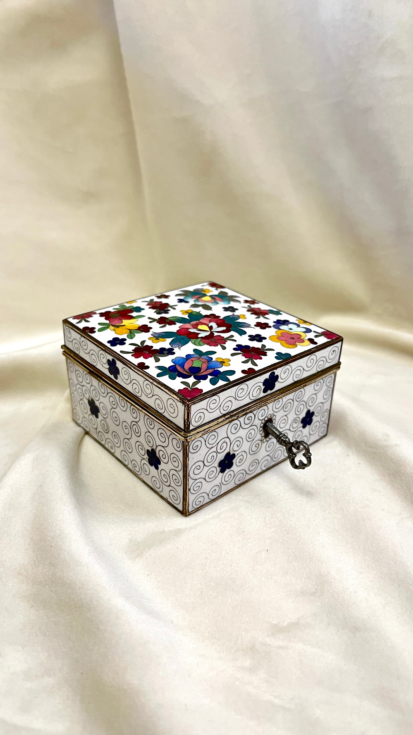 Emale dengta Japoniška papuošalų dežutė