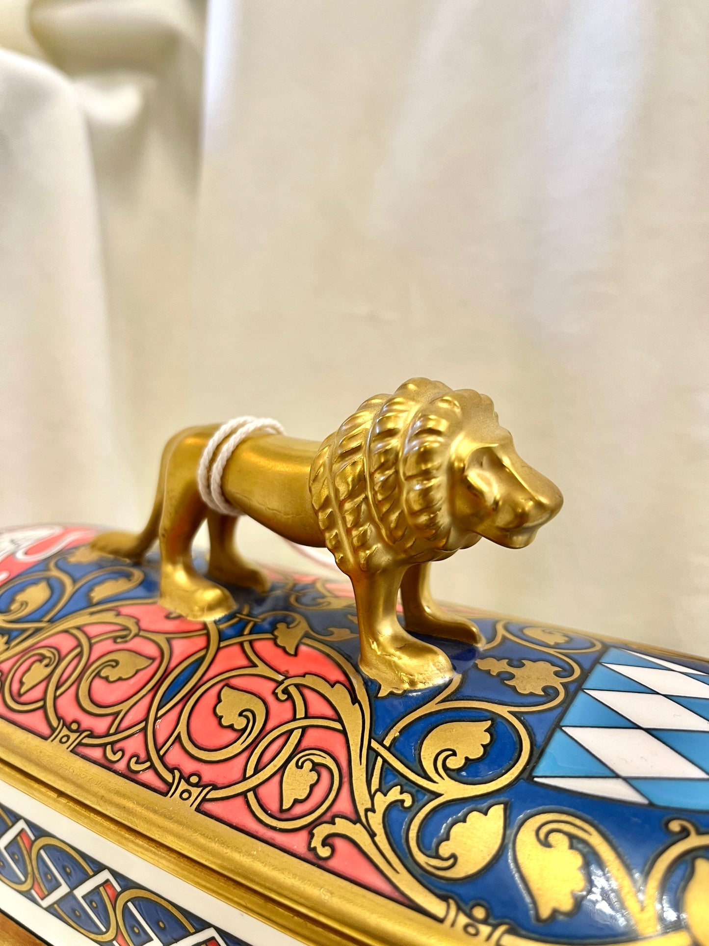 Limituoto leidimo K. Ludwig antrojo porceliano dežutė