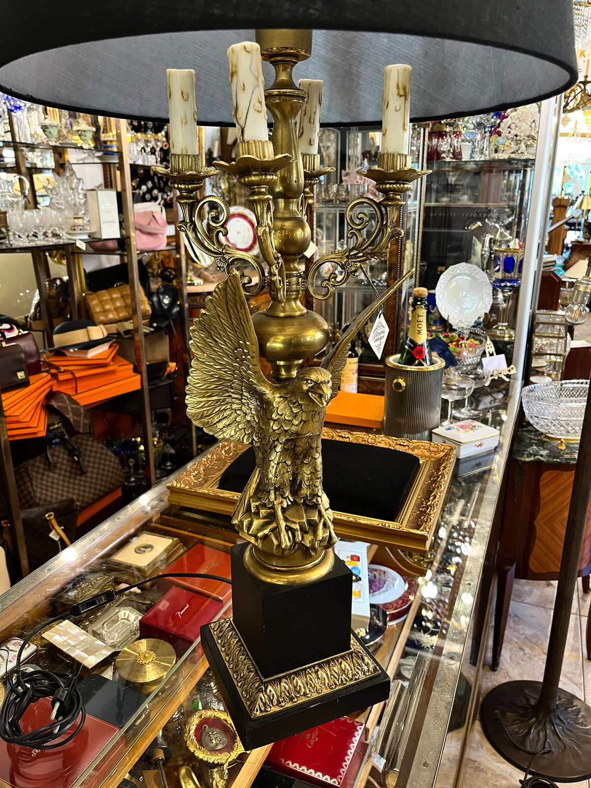Vintažinis pastatomas šviestuvas su bronziniu Ereliu