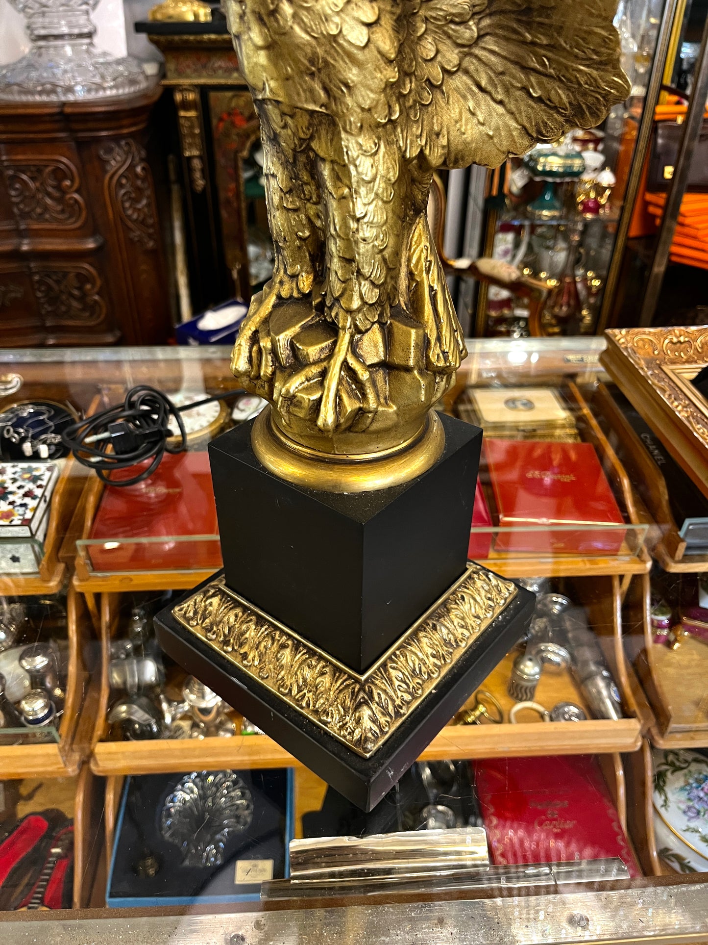 Vintažinis pastatomas šviestuvas su bronziniu Ereliu