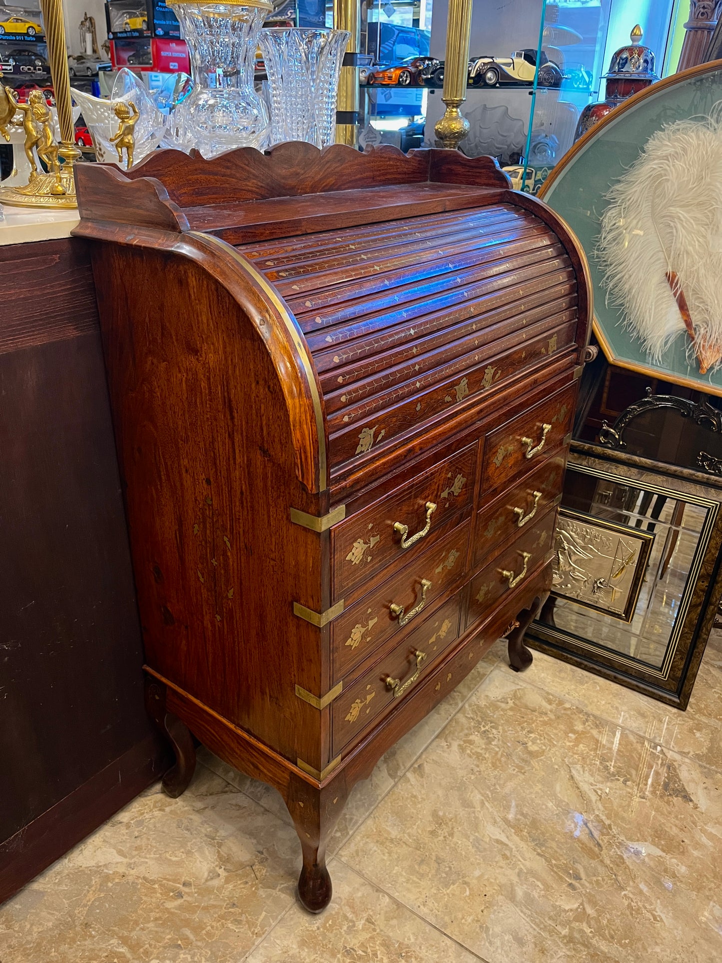 Medinis sekreteras su žalvario inkrustacijomis