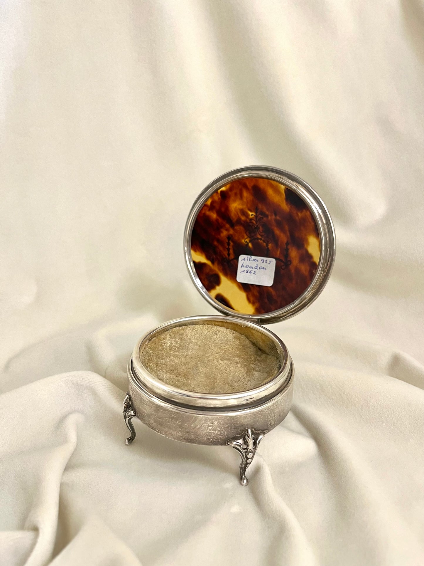 Sidabrinė papuošalų dėžutė su vėžlio kiautu(1862m.)