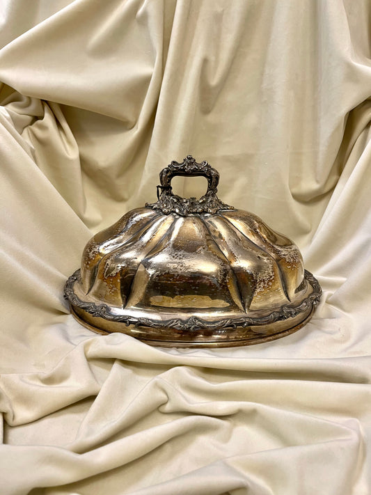 Sidabru dengtas patiekalų dangtis