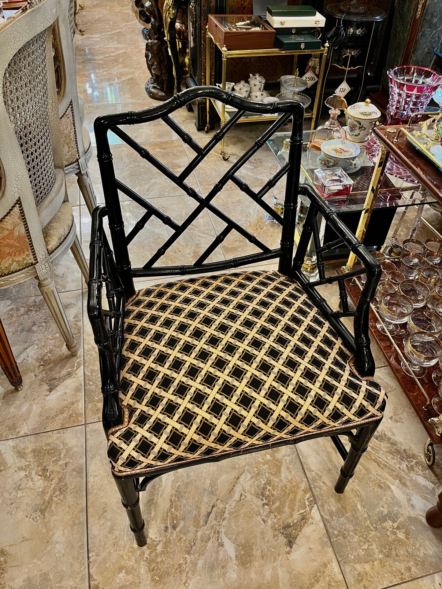 Rytietiškos estetikos krėslas su bambuko motyvais