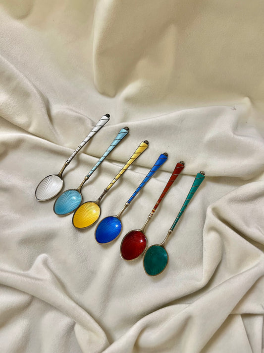 Auksuoti sidabriniai šaukšteliai su emale