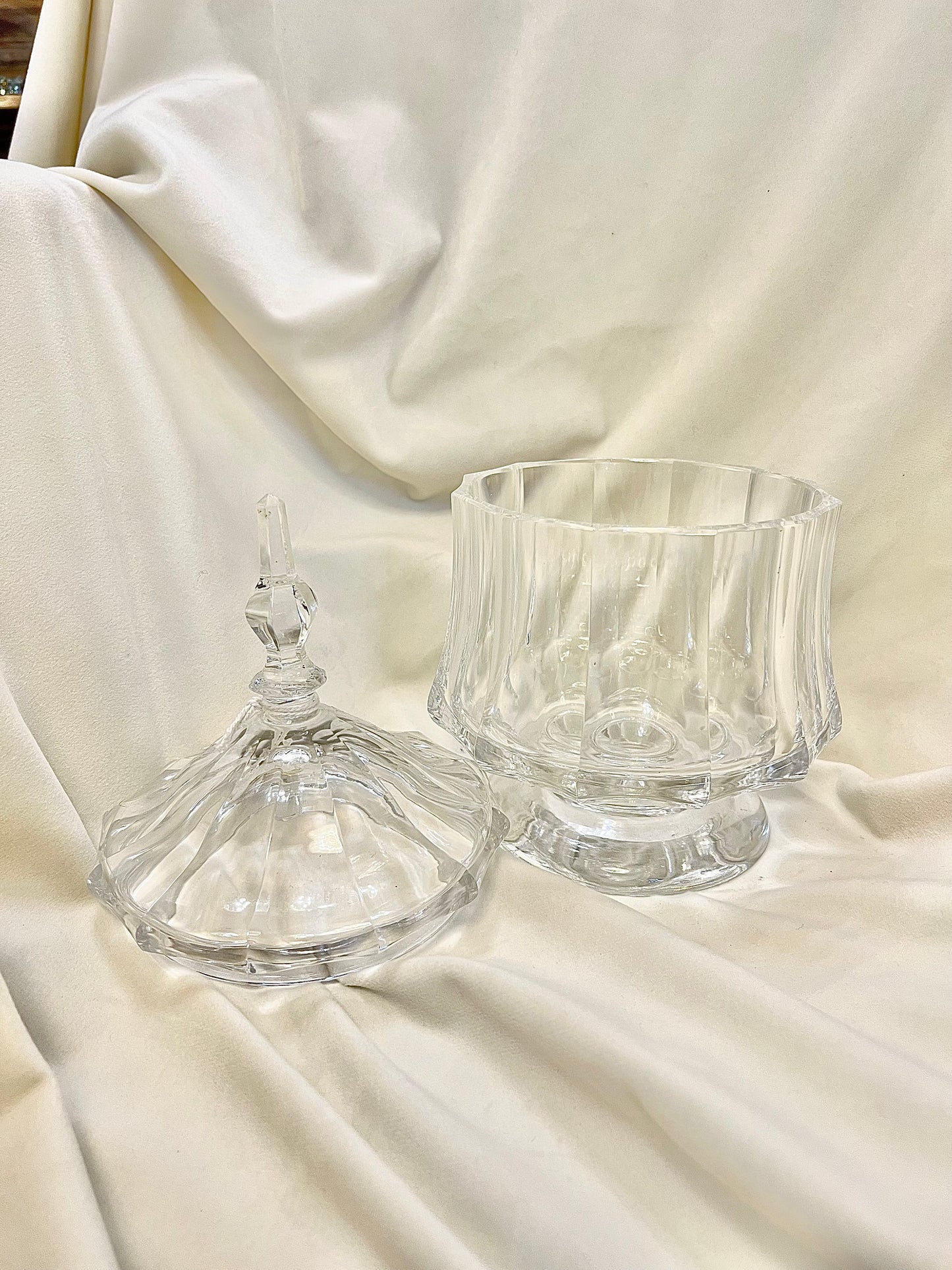 Krištolinis indas su dangteliu