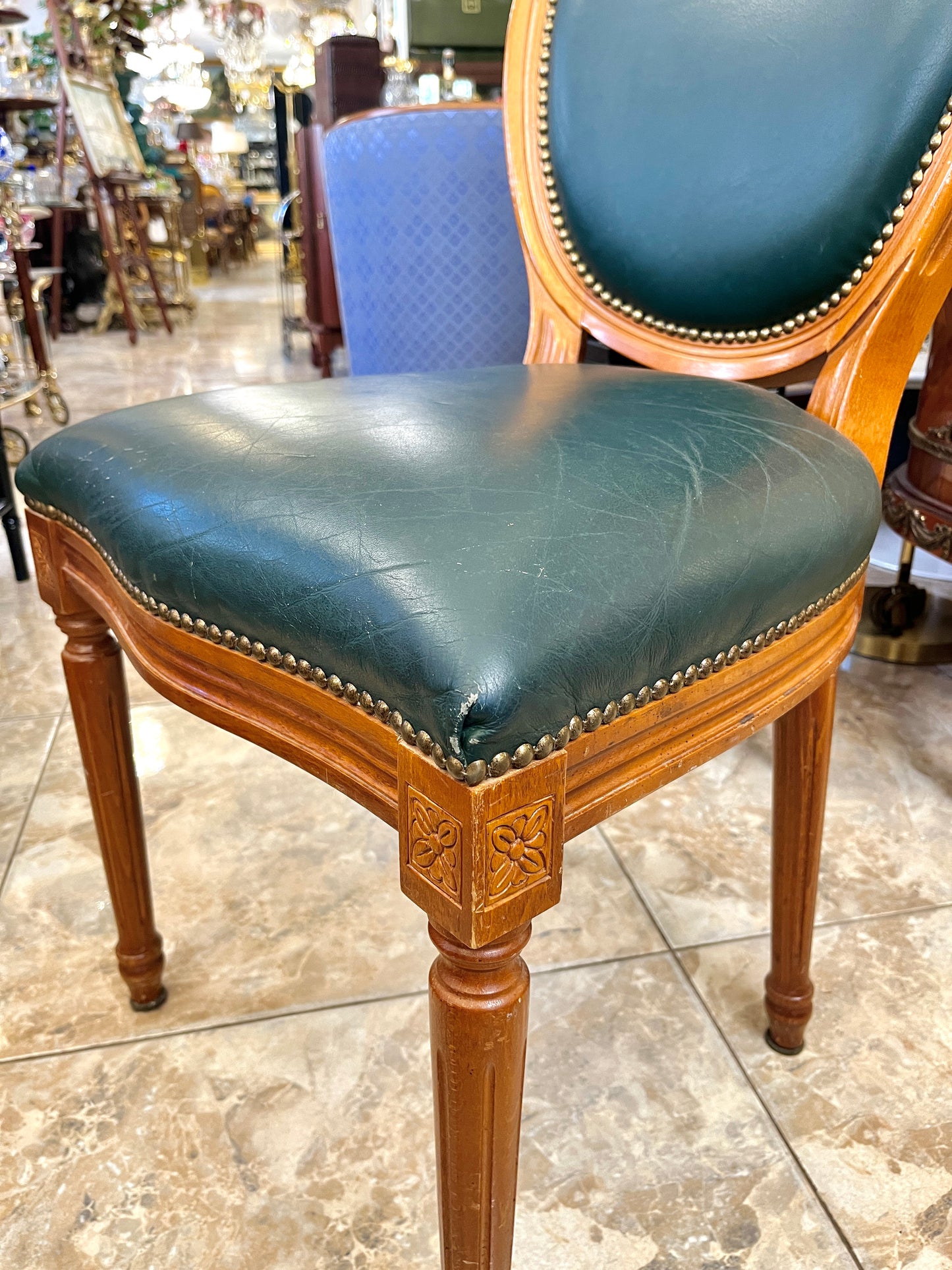 Medinė kėde su oda (yra 2 vnt.)