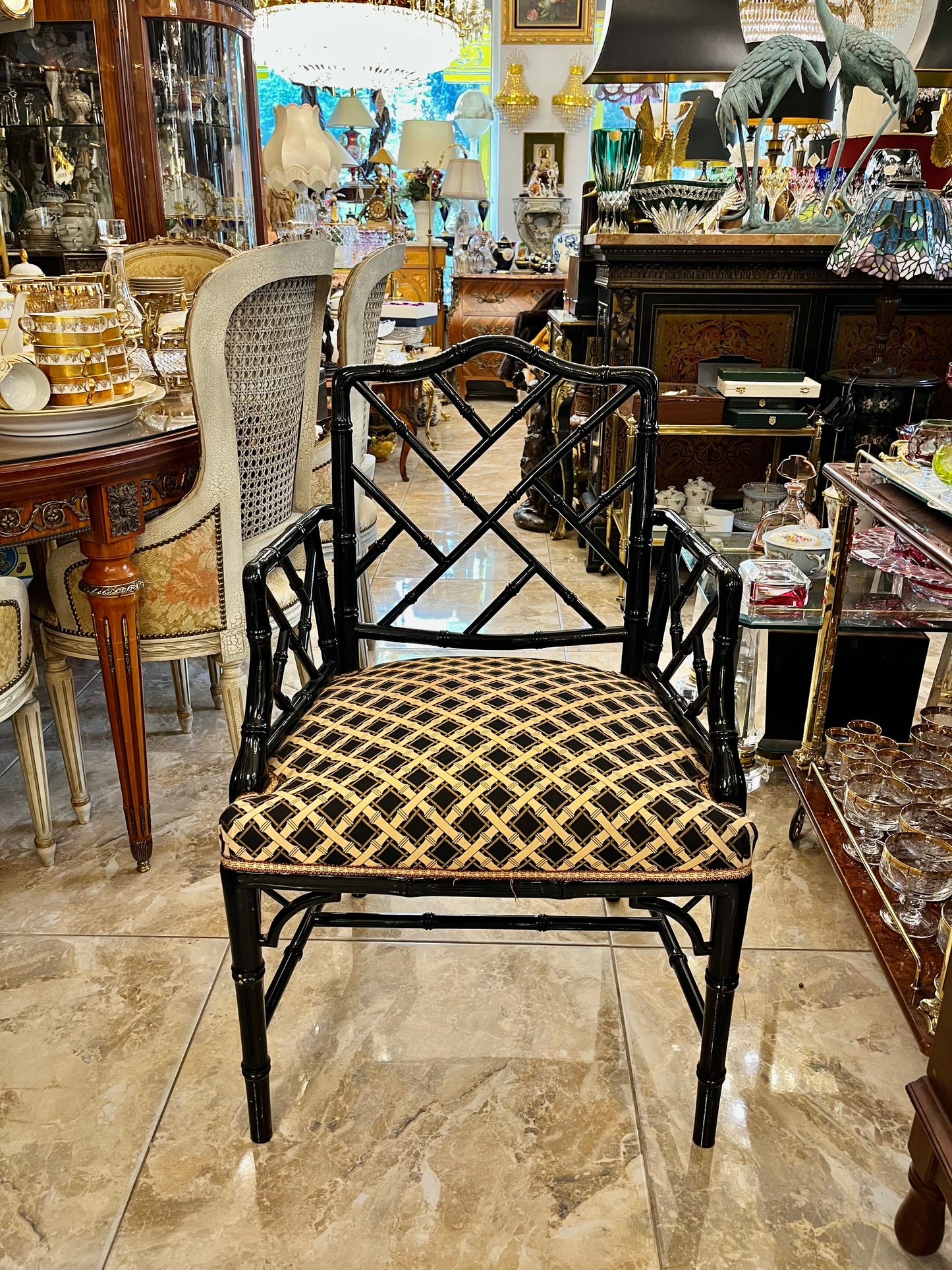 Rytietiškos estetikos krėslas su bambuko motyvais