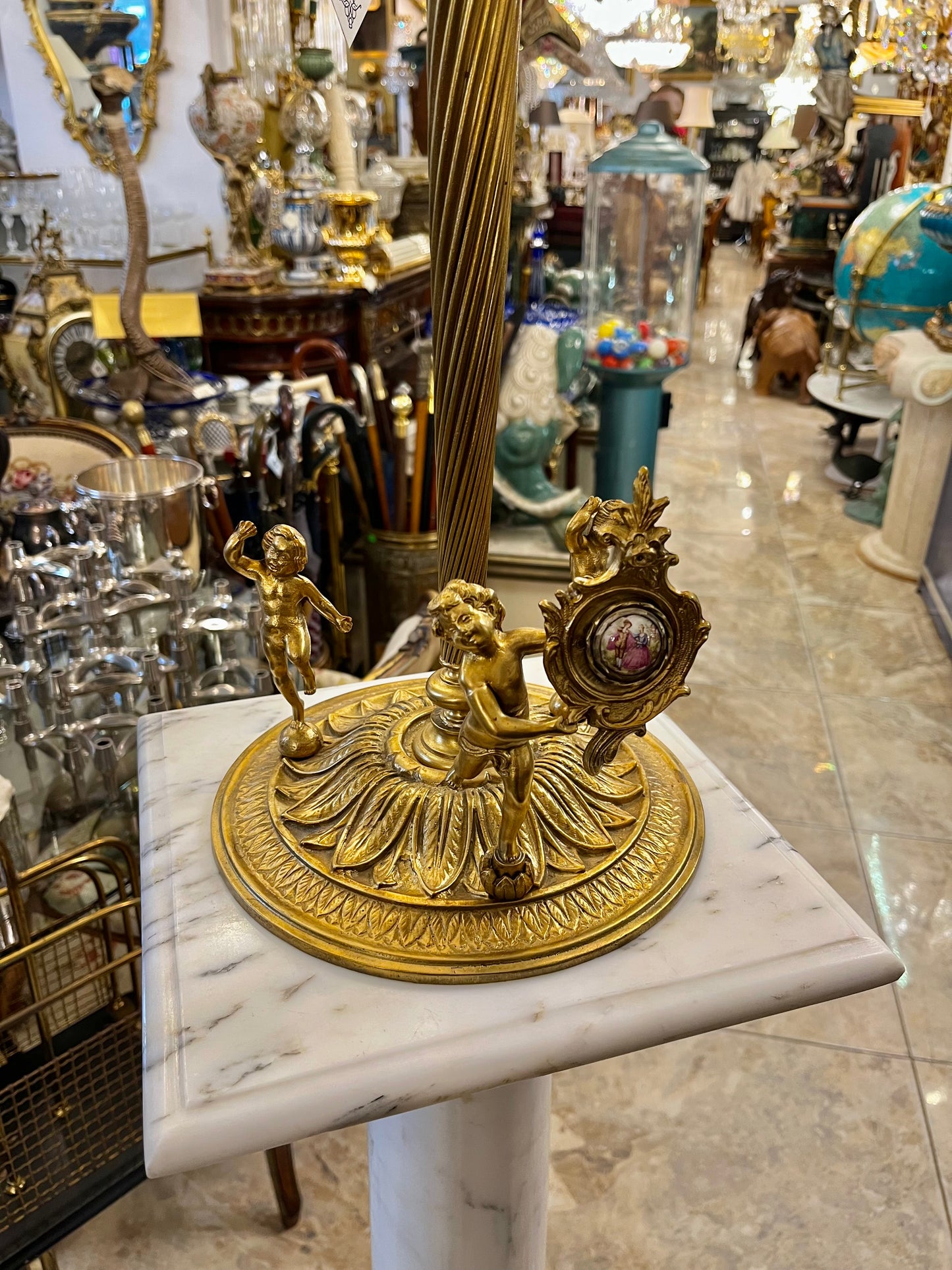 Aukšta žalvarinė žvakidė su cherubinais, porceliano medaliu ir krištolo lėkšte