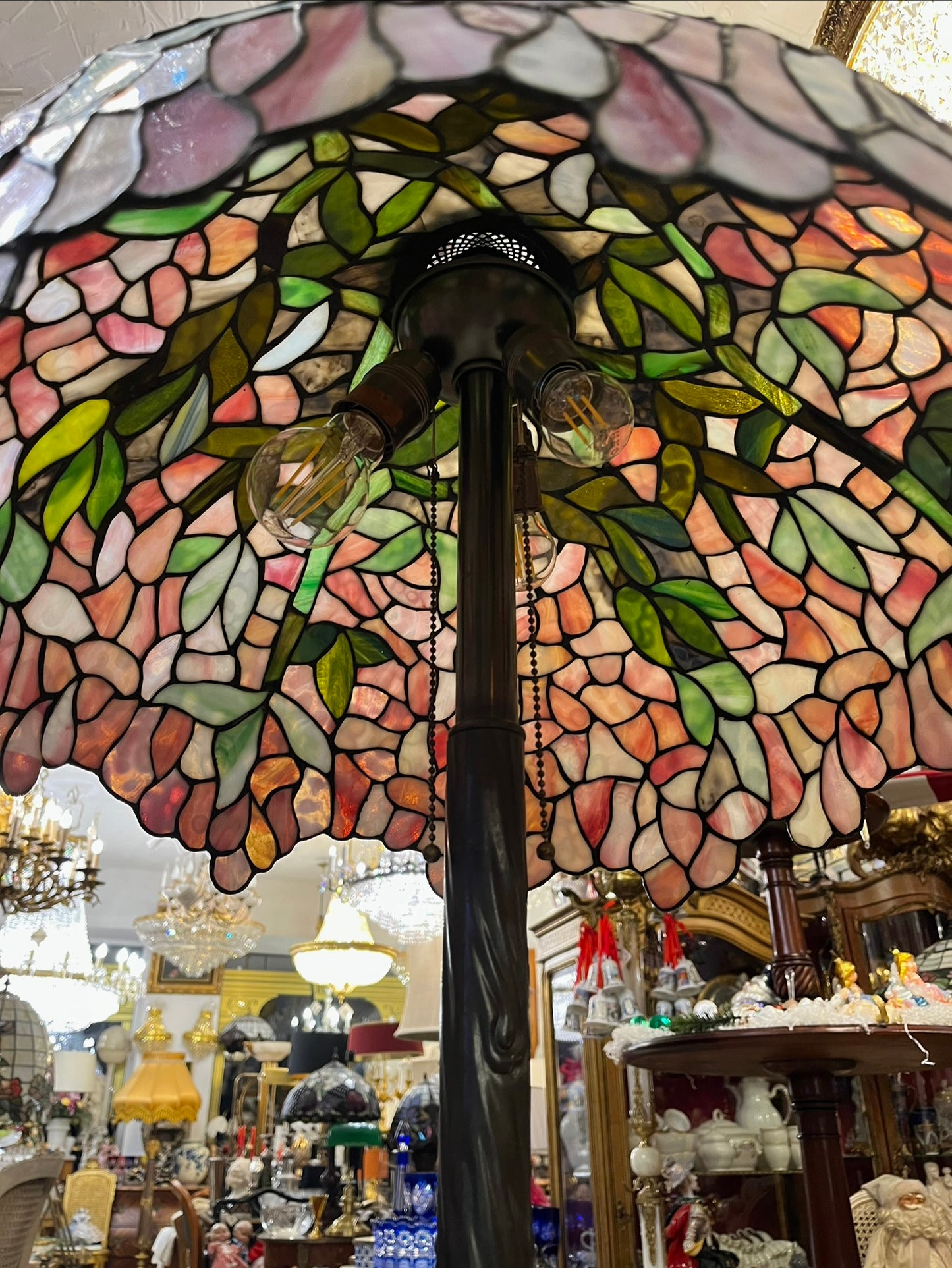 Tiffany stiliaus toršeras su bronziniu kotu