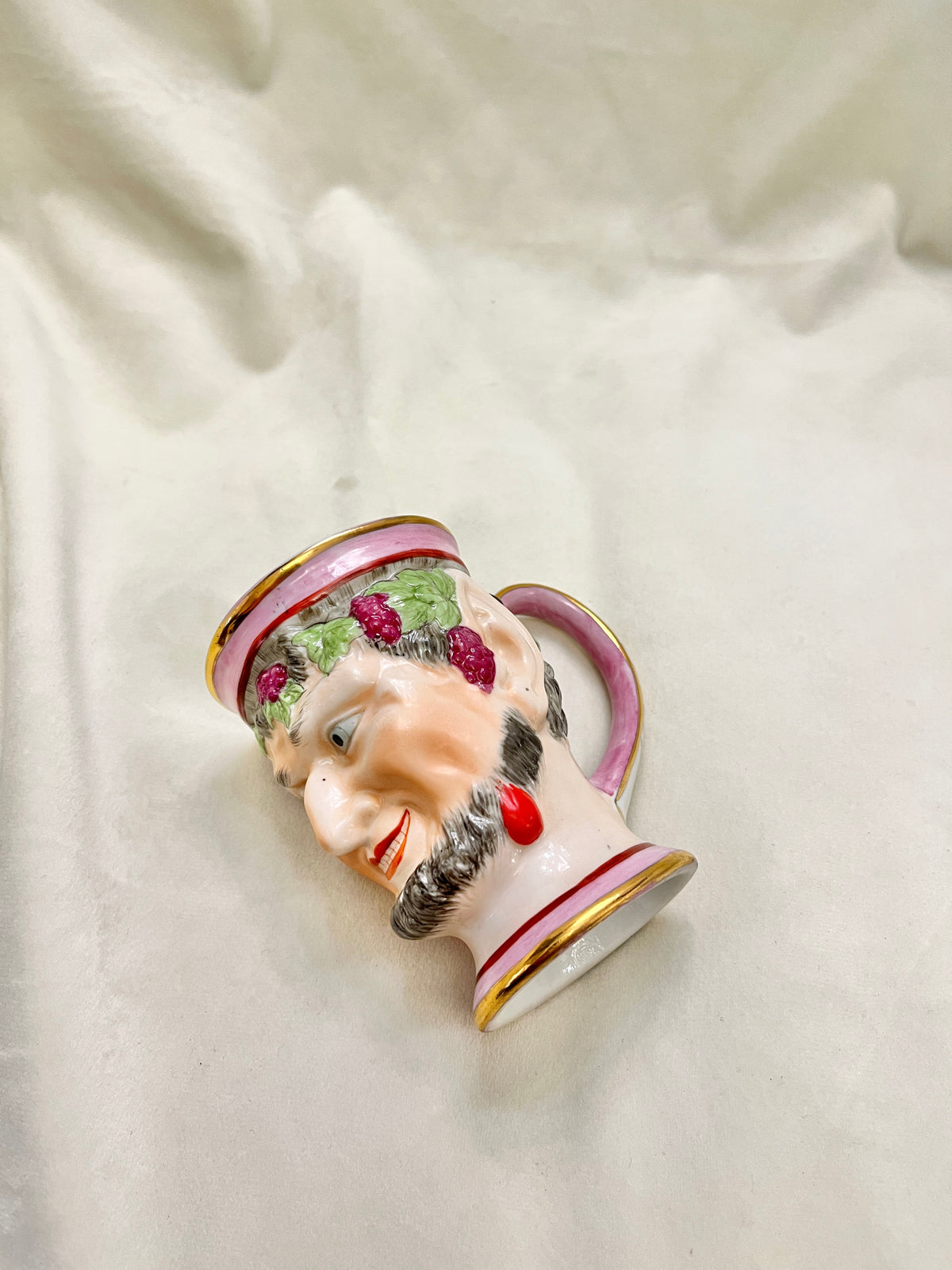 Angliškas XIX a. Staffordshire Bacchus puodelis