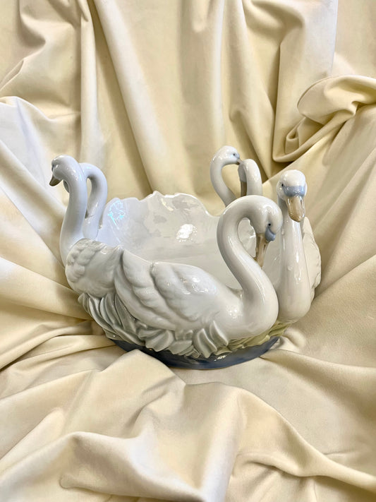 Porcelianinis indas su gulbėmis