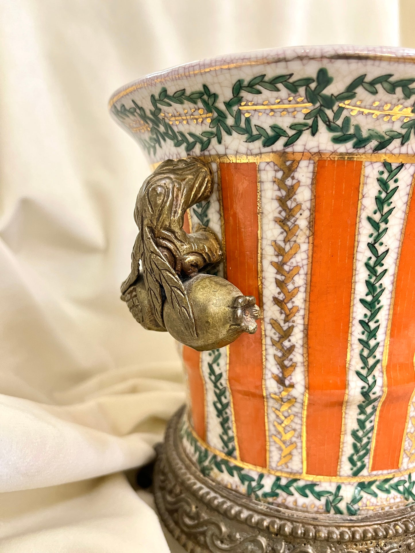 Ovalus porcelianinis vazonas su bronza