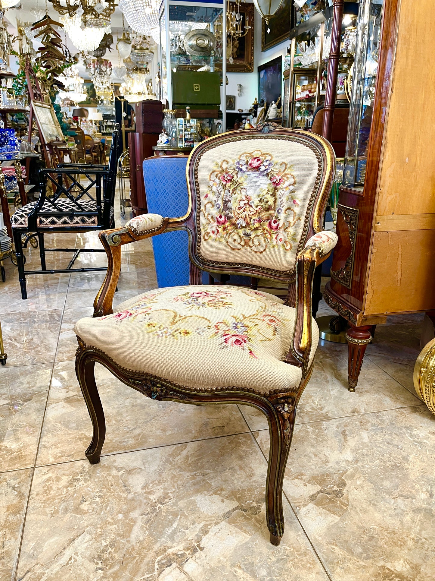 Medinis krėslas siuvinėjimu