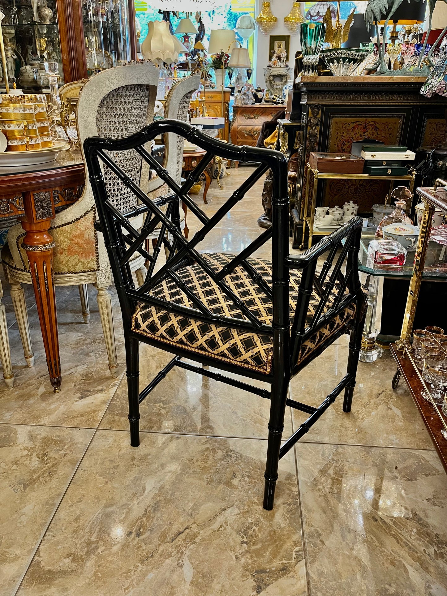 Rytietiškos estetikos krėslas su bambuko motyvais