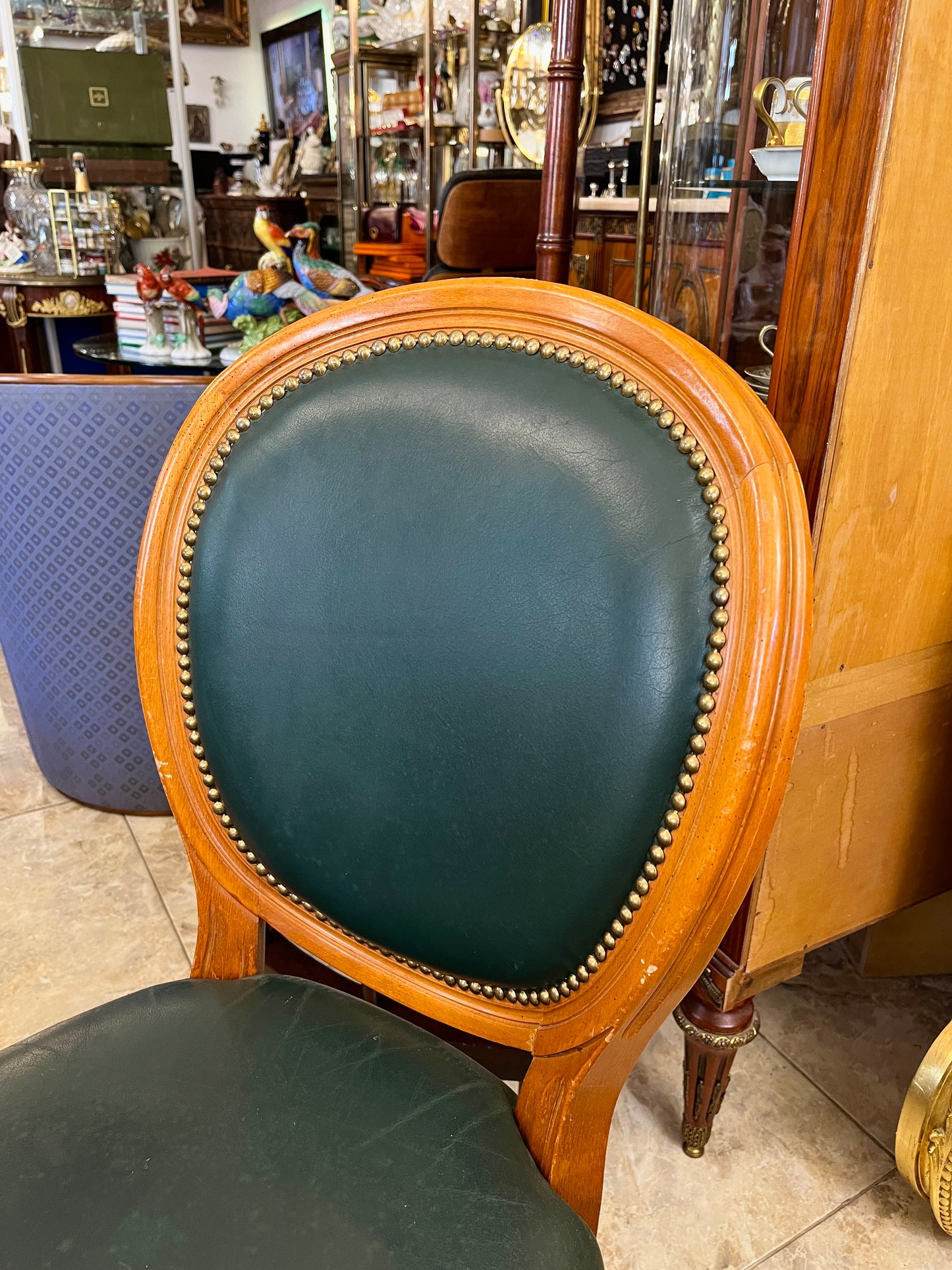 Medinė kėde su oda (yra 2 vnt.)