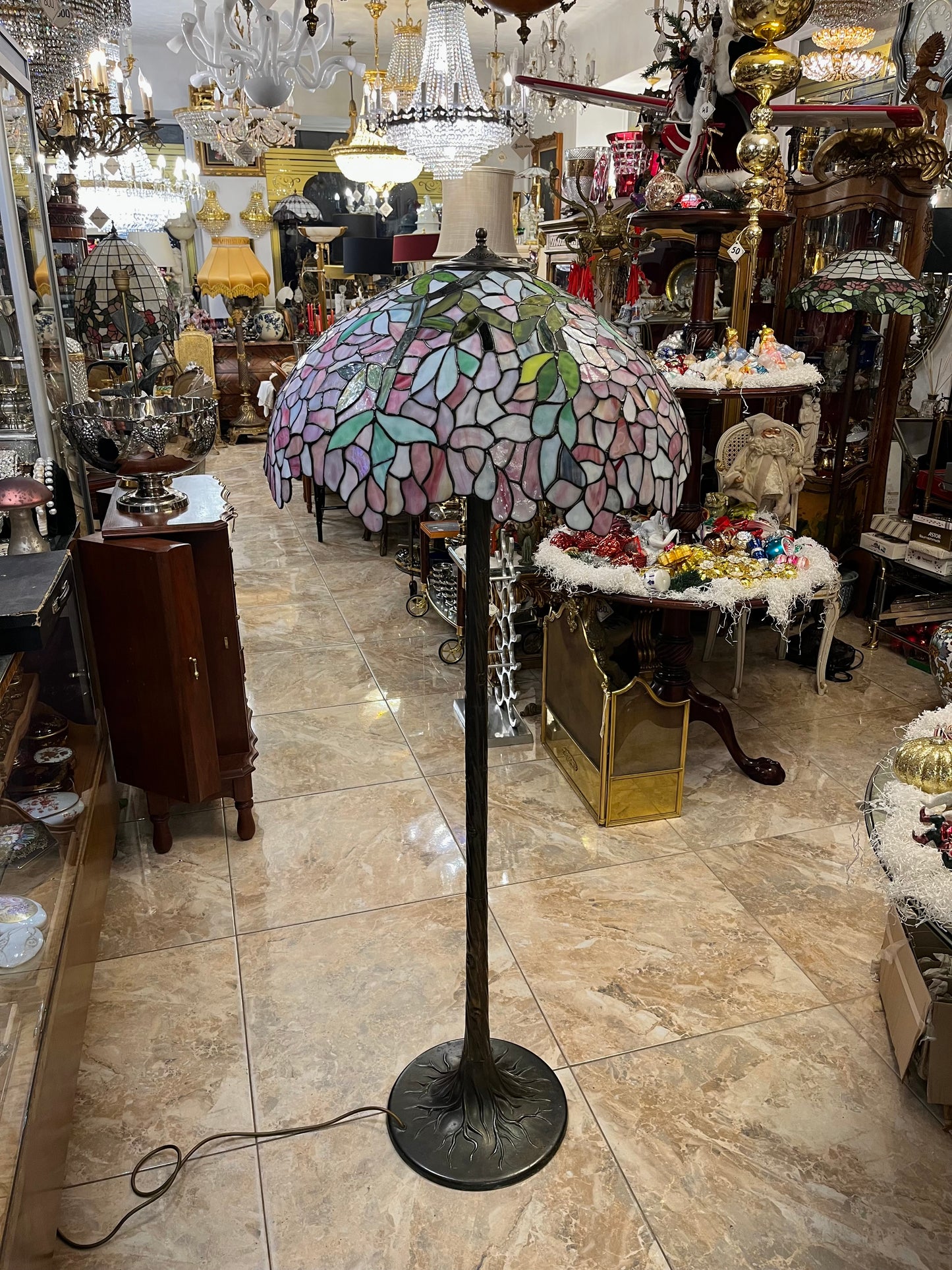 Tiffany stiliaus toršeras su bronziniu kotu