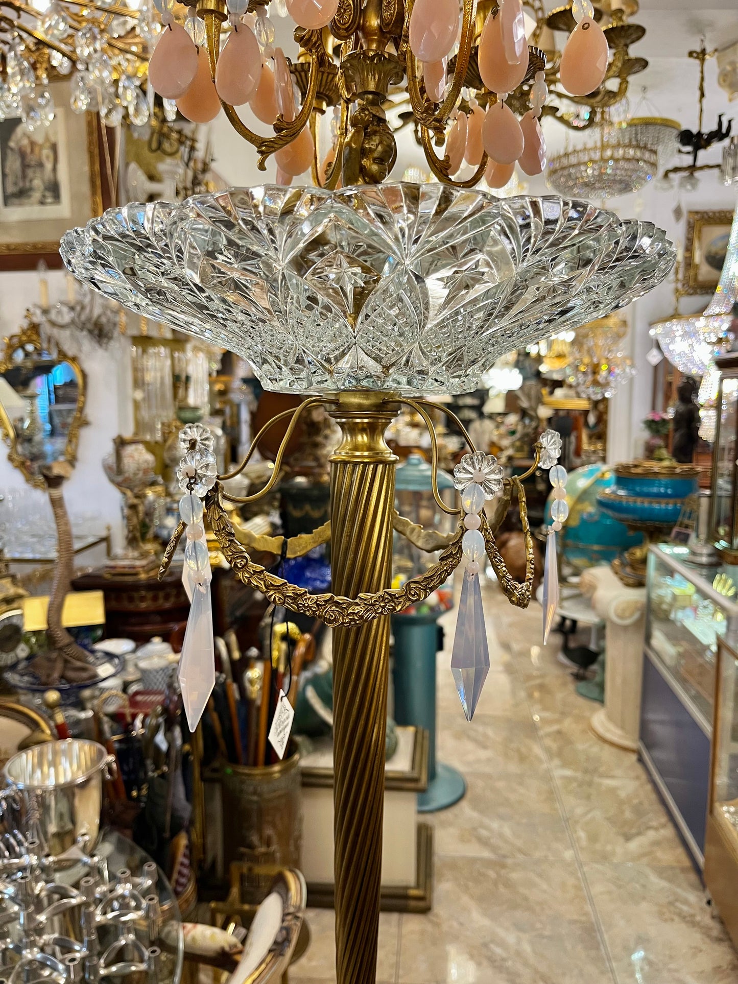 Aukšta žalvarinė žvakidė su cherubinais, porceliano medaliu ir krištolo lėkšte