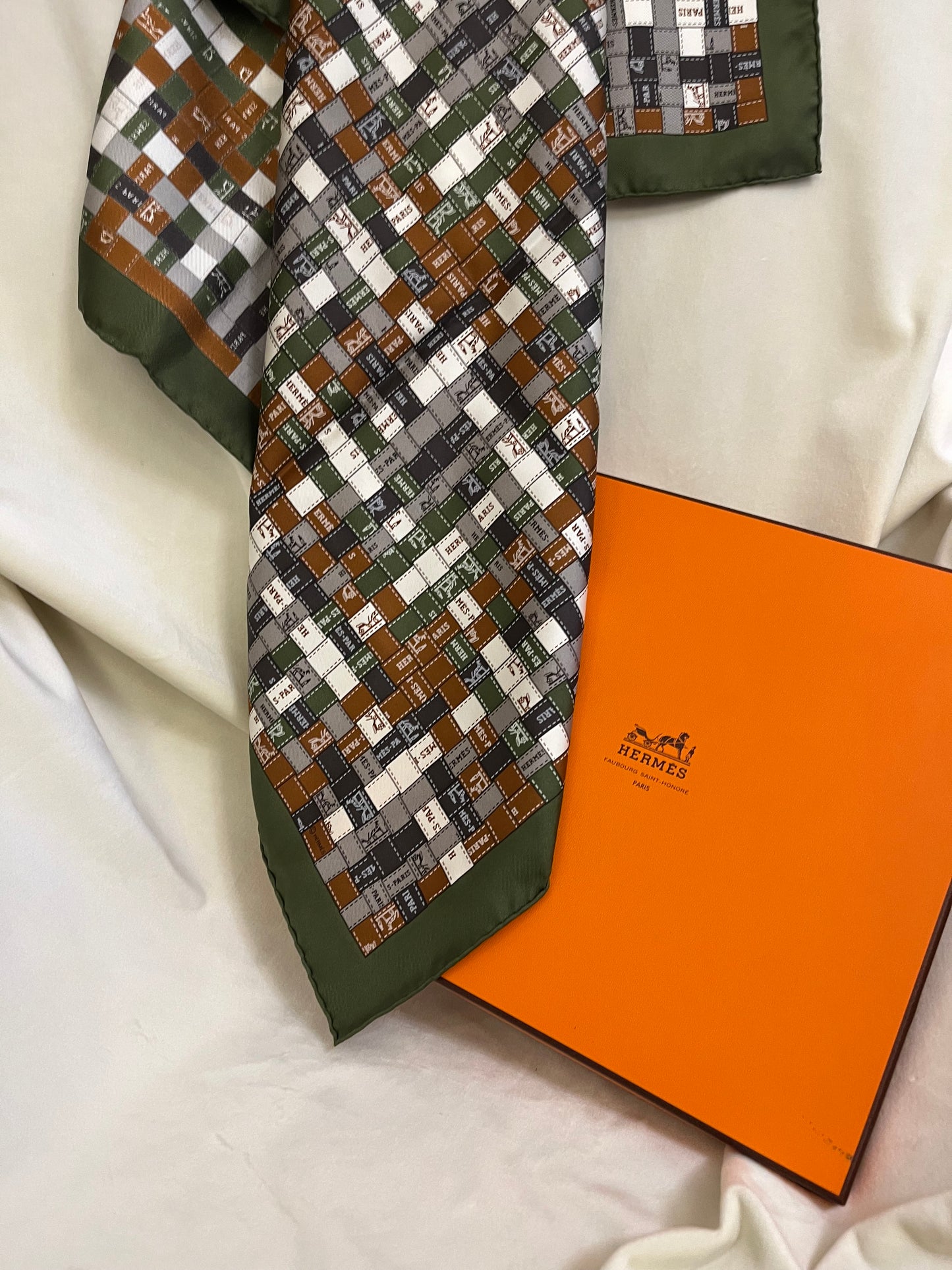 Hermès – “Bolduc Au Carré” šilkinė skara