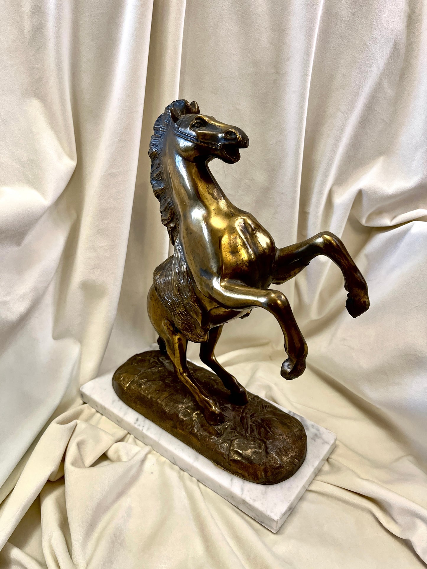 Metalinė žirgo figūra su marmuro pagrindu