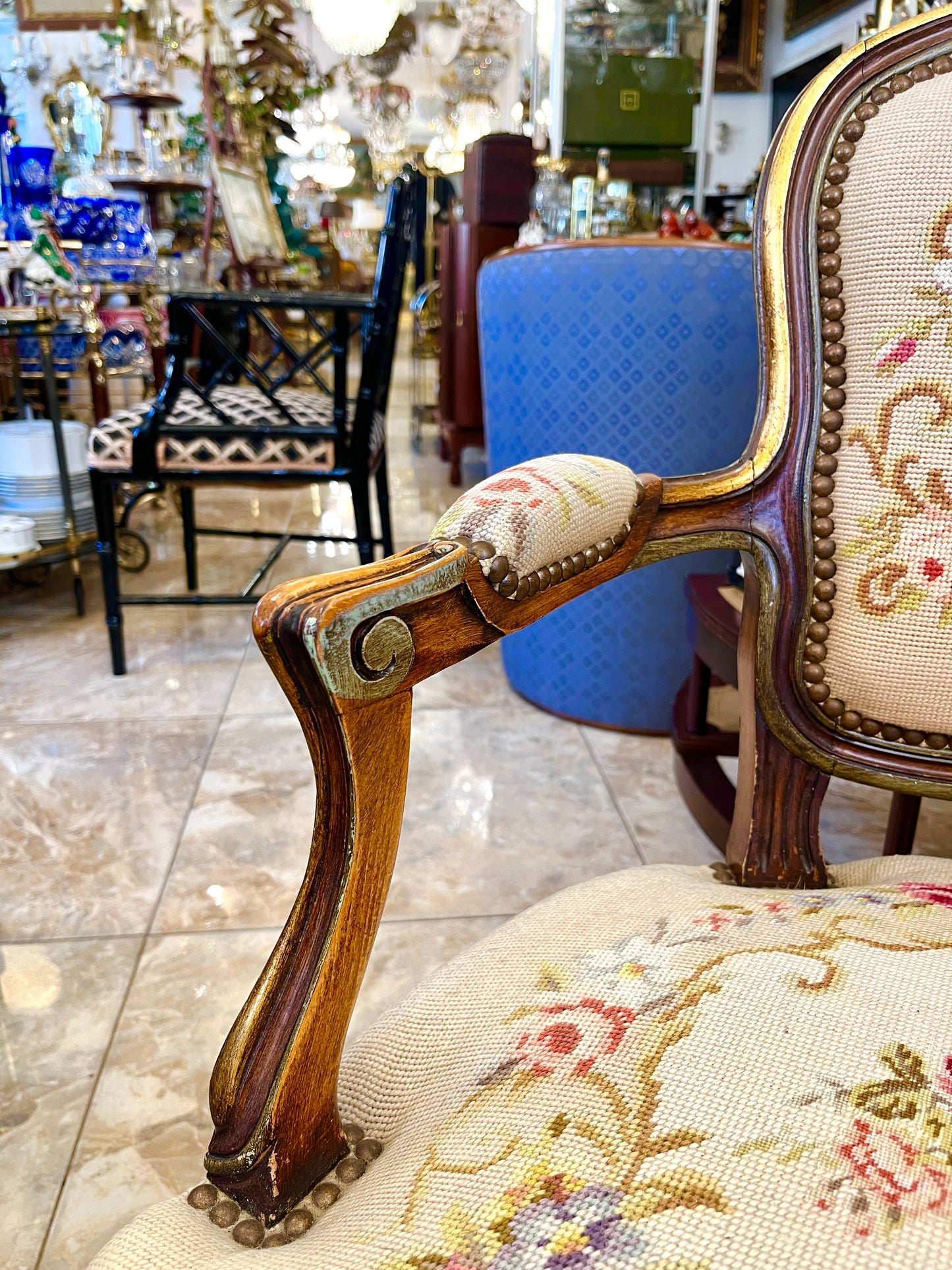 Medinis krėslas siuvinėjimu