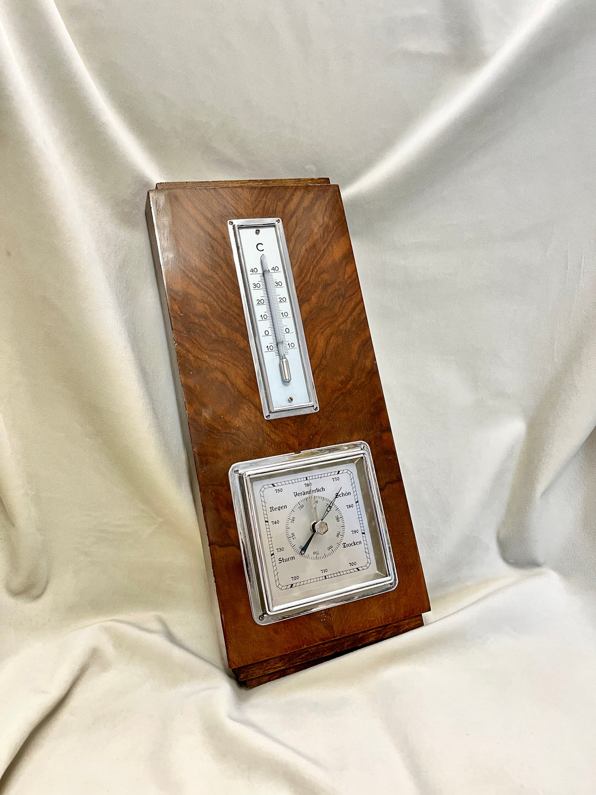 Art Deco stiliaus meteorologinė stotelė