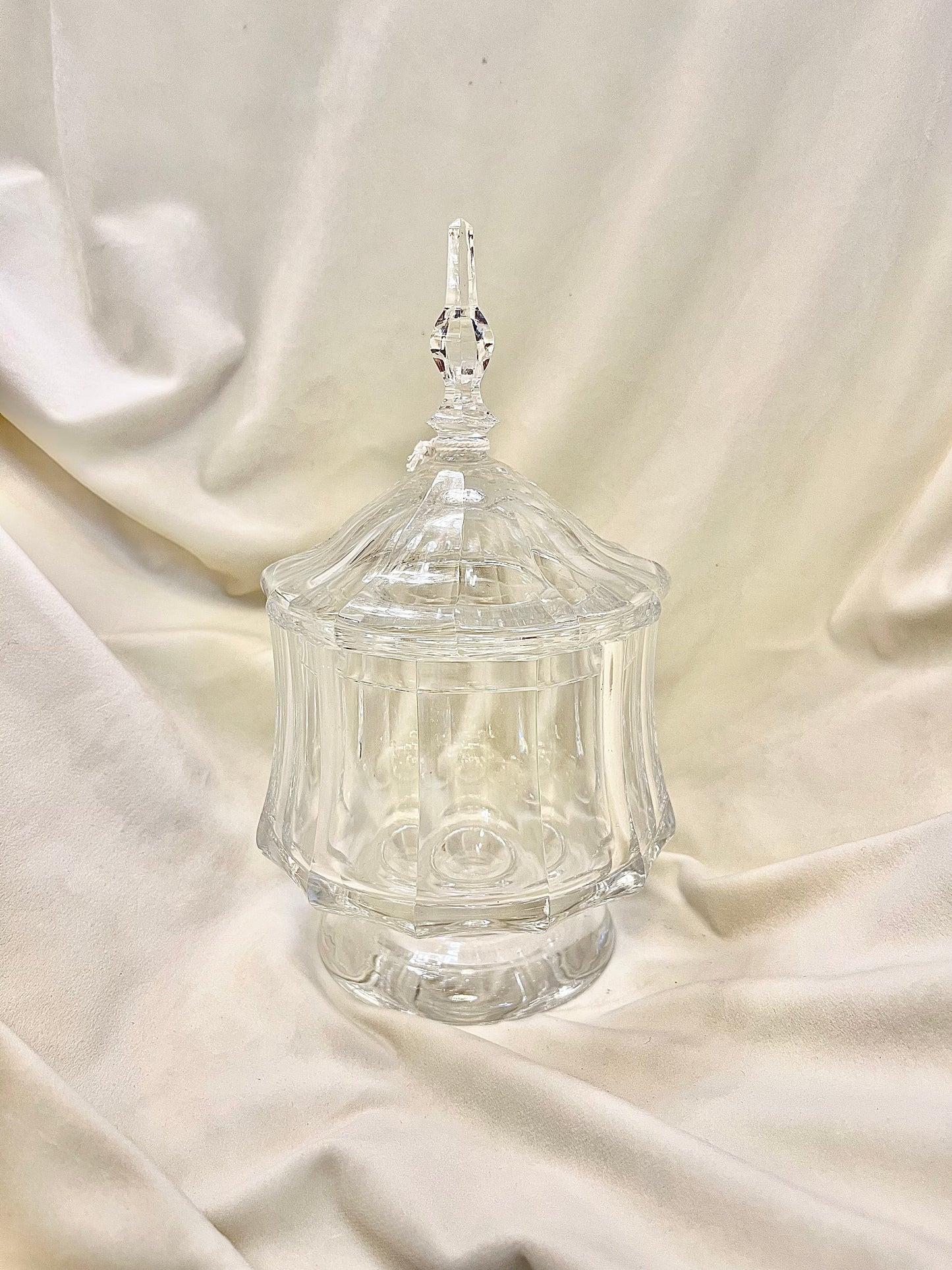 Krištolinis indas su dangteliu