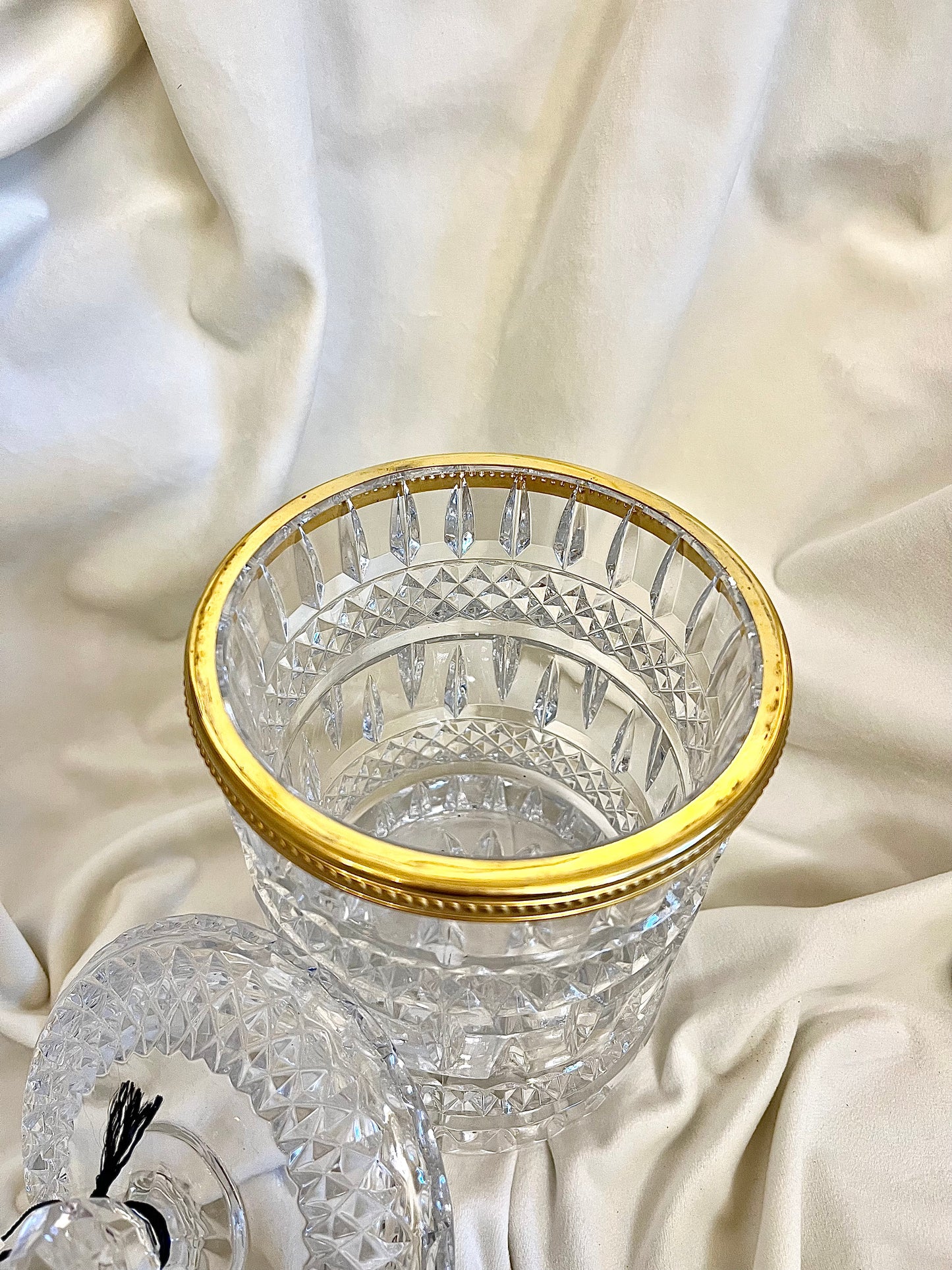 Krištolinis indas su dangteliu