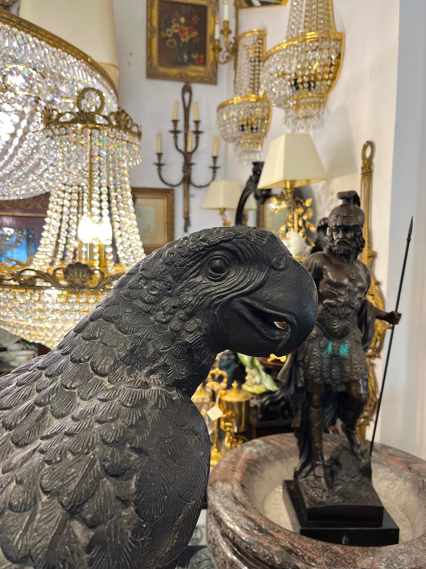 Išraiškinga metalinė papūgos skulptūra